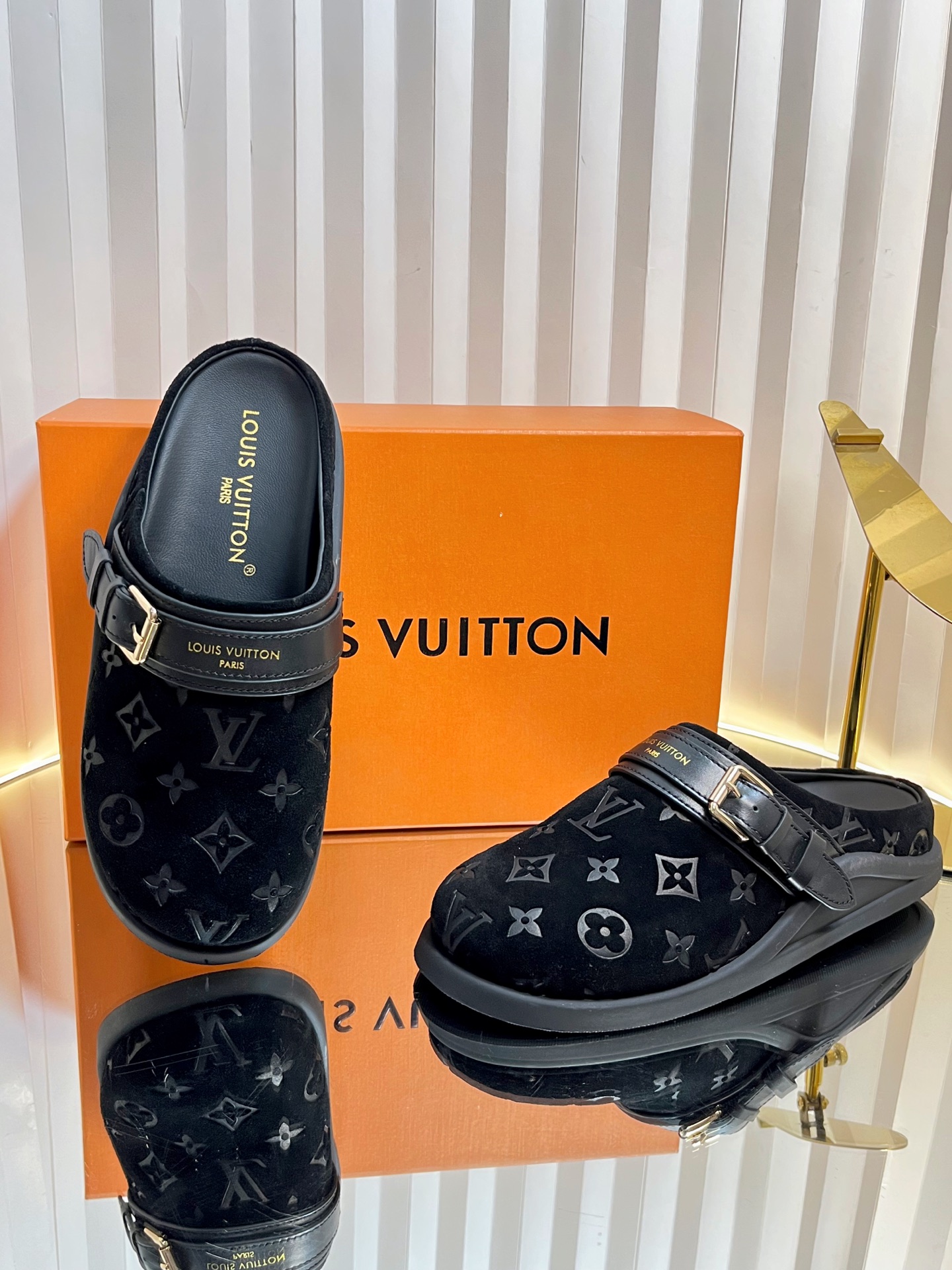 NO:416914,'Top Version' Louis Vuitton Lv Baotou Slippers Donkey Brand Semi-Travel Mules The latest hot spring and summer series... [Couple Presbyterian Sandals] High-end lazy style, never tired of watching, full of fashion!  Feel the details carefully Fabric: Original mold opening PVC embossed LoGo process o Inner: Sheepskin Midsole: Original mold opening genuine leather sheepskin Bigsole: Original mold opening PUPVC negative combination Number of codes: Women's code 35-40 (40 customized), semi-drag, louis vuitton, louis vuitton, louis vuitton, louis vuitton, louis vuitton, slippers, sheepskin19860909《顶级版本》 Louis Vuitton路易威登 Lv包头拖鞋驴牌 半拖穆勒鞋 春夏最新爆款系列……【情侣款老花凉拖】 高级慵懒风,百看不厌款、时尚度拉满！细节用心感受 面料:原版开模PVC压花LoGo工艺o 内里:羊皮 中底:原版开模真皮羊皮 大底:原版开模PUPVC底片组合 码数:女码35-40（40定制）,半拖,louis vuitton,louis vuitton,louis vuitton,louis vuitton,slippers,sheepskin,Women's Shoes