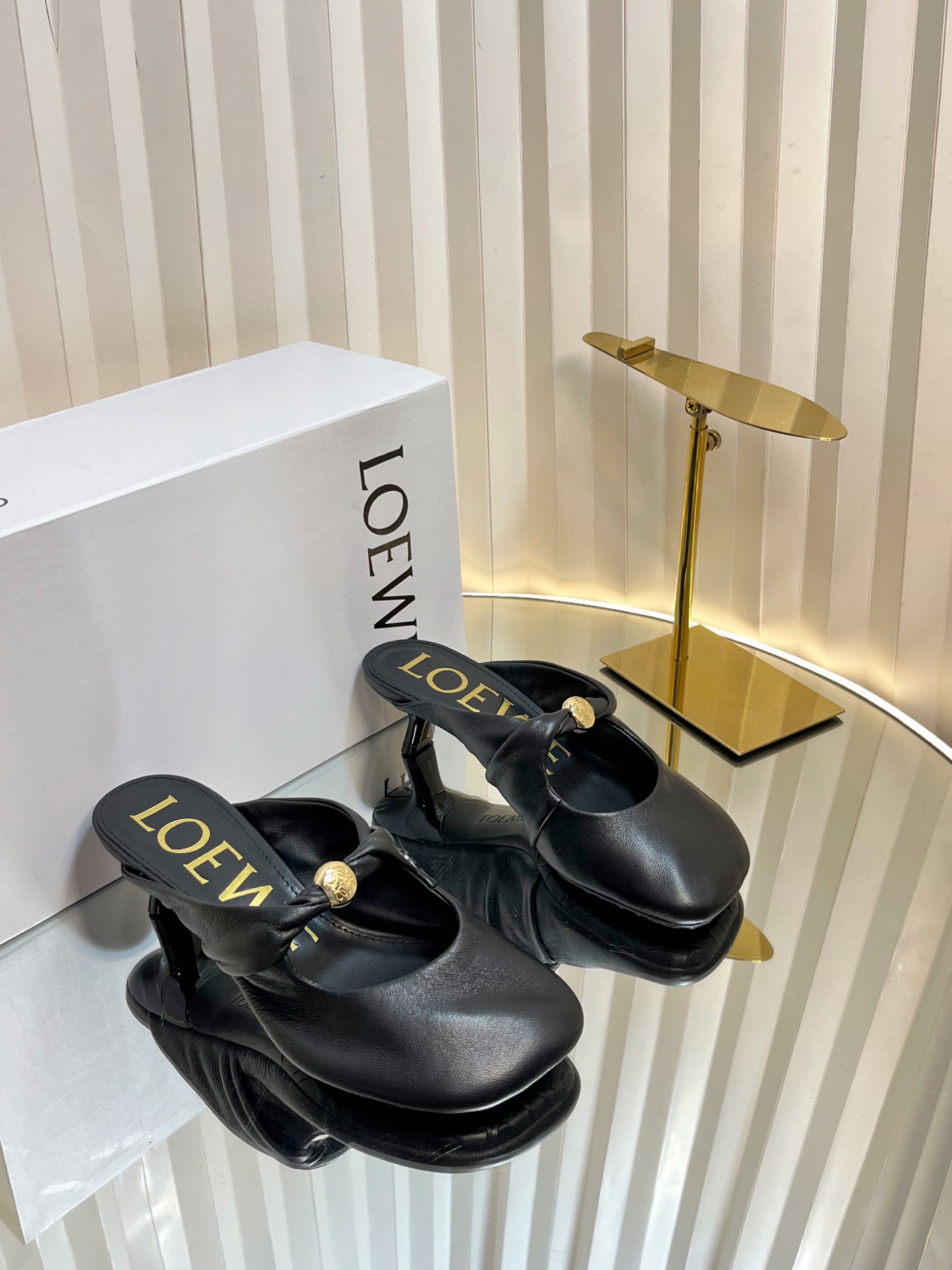 NO:416909,LOEWE 25ss super soft and glutinous and squid high heel half support This Pebble Soft is an elegant combination of ballet flats and mules, demonstrating the modern temperament of early autumn, made of super soft sheepskin, with Anagram letters as anti-slip. Hand-knitted soft Napa sheepskin upper, supplemented by minimalist support structure, creates a nude feeling that fits both feet, making you feel comfortable and comfortable for a day. It is easy to bend in 180 degrees. I tried on size 37/foot is fleshy, and the feeling is not zipped or squeezed at all. It is very suitable for people with sensitive feet (I can't wear shoes that beat the feet at all) Upper lambskin inner lambskin original custom patterned sole  Code count 34-43 (34.40.41.42.43 customized without return or exchange), semi-drag, loewe, flats, sheepskin19860909LOEWE 25ss超软糯嘟嘟同款高跟半托 这款Pebble Soft 是芭蕾平底鞋与穆勒鞋的优雅结合,彰显出初秋的摩登气质采用超柔软羊皮打造,鞋底饰有 Anagram 字母起到防滑作用 手工扭结的柔软纳帕羊皮鞋面,辅以极简支撑结构,营造出贴合双足的裸感体验,让你行走一天都 轻松、舒服的一款平底鞋.180度轻松打弯 ,本人试穿尺码37/脚偏肉感,试穿感受完全没有勒、挤,是非常适合脚敏感的人群（本人穿不了一点打脚的鞋子） 鞋面小羊皮 内里小羊皮 大底原版定制花纹大底 码数34-43（34.40.41.42.43定制不退换）,半拖,loewe,flats,sheepskin,Women's Shoes