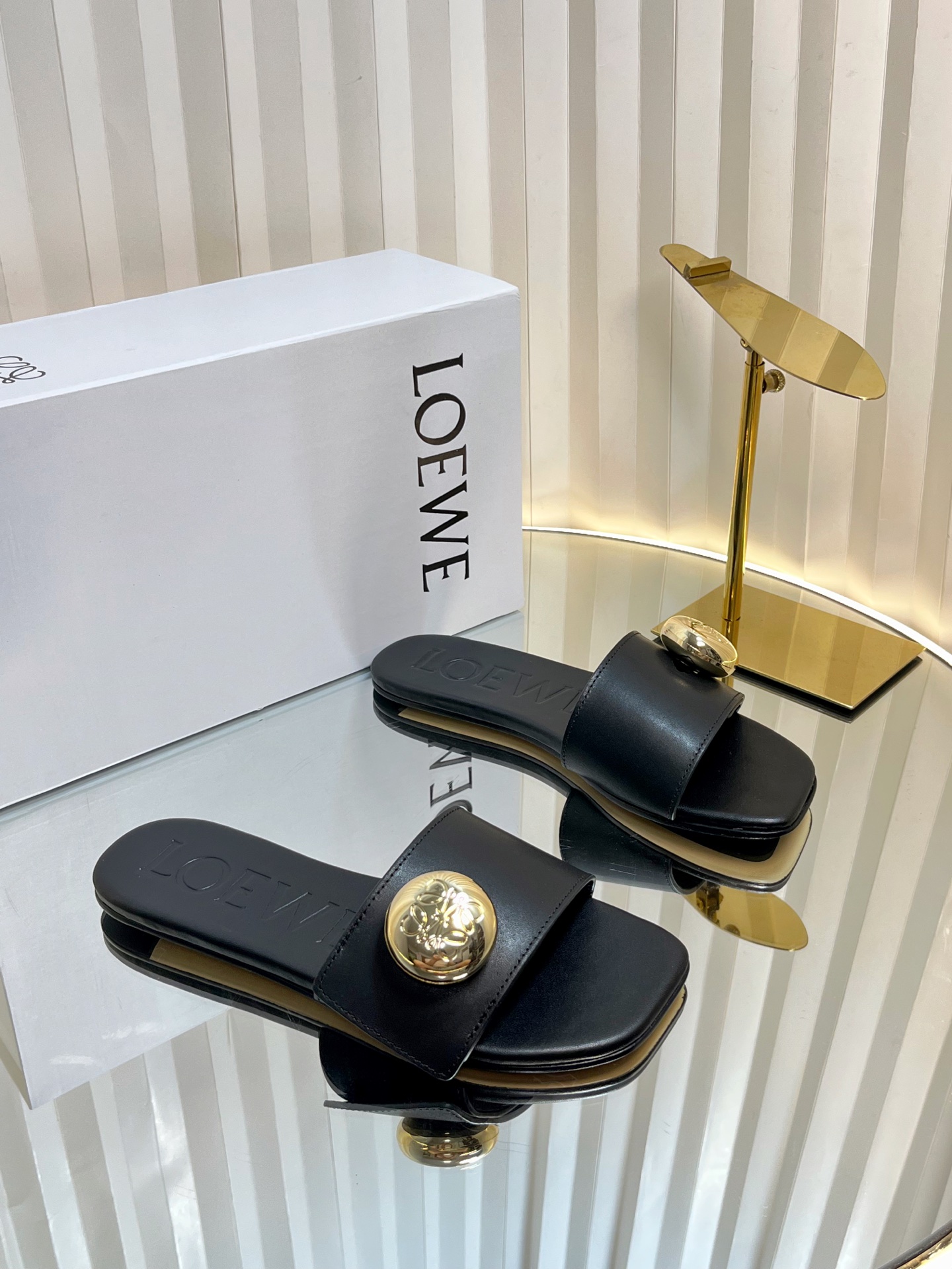 NO:416942,Loewe 25ss small golden ball flat sandals, comfortable slippers, fairy slippers, Loewe slippers, super beautiful small slippers, overall petal square toe design makes the more temperament, one-line broadband is more fashionable, embellished with small golden balls, super bright, upper lambskin, footbed lambskin, big sole genuine leather injection molded sole, size 35-43 (40.41.42.43 custom non-return and exchange, slippers, loewe, loewe, slippers, sheepskin19860909Loewe 25ss小金球平底凉拖鞋 舒适拖鞋外穿 的凉拖 仙女的拖鞋罗意威拖鞋 超级超级美的小拖鞋 整体是花瓣方头设计更显气质, 一字宽带更加时尚 点缀小金球 超级亮眼 鞋面小羊皮 垫脚小羊皮 大底真皮注塑大底 码数35-43（40.41.42.43定制不退换,拖鞋,loewe,loewe,slippers,sheepskin,Women's Shoes