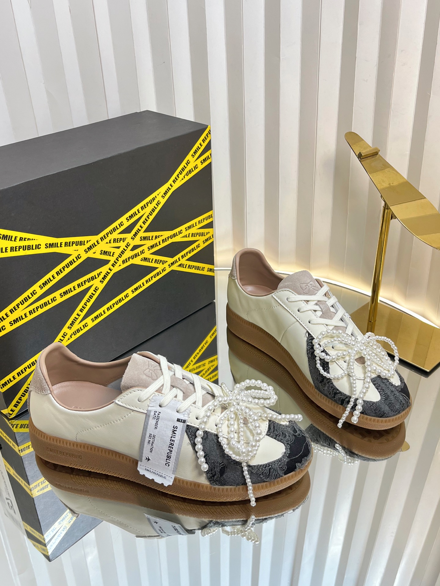 NO:416938,Smilerepublic's latest women's low-top smile Forrest Gump shoes are coming. The shoe shape makes the whole leg look very delicate. It instantly turns into a college girl with mid-tube socks. The flat sole is light and delicate. A style that looks super good when paired with random match~ The steel stamped butterfly pattern is matched with detachable pearl bows. The toe denim is used to make a worn and damaged design. Many celebrities in the fashion brand have put on their feet~ The upper is made of cowhide/yangjing/denim/split, sheepskin foot pads, original molded outsole size women 35-41 (customized for 40.41), casual shoes/sports shoes, sneakers, cowhide, sheepskin, sheep19860909smilerepublic最新女款低帮开口笑阿甘鞋重磅来袭 鞋型把整条腿衬得特别秀气,配中筒袜瞬间变身学院少女,平底大底轻盈又秀气,一款随意搭配都感觉超好看的款式～钢印蝴蝶图案搭配可拆卸的珍珠蝴蝶结搭配 鞋头牛仔布做旧破损设计,潮牌众多明星纷纷上脚～鞋面由牛皮/羊京/牛仔布/拼接而成,羊皮垫脚,原版开模大底size女35-41（40.41订做),休闲鞋/运动鞋,sneakers,cowhide,sheepskin,sheep,Women's Shoes