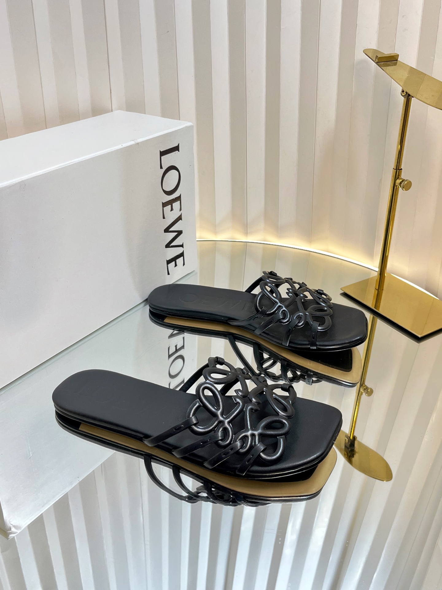 NO:424723,Purchase grade LOEW* Luo Yiwei 25ss Spring and summer new product Slippers Crazy grass planting simple design feels cleaner and more elegant, making you miss it. The color is also very pleasing and beautiful. The instant you put on your feet, it is full of temperament and aura, which is invincible and handsome. The upper is made of cowhide print, the inside is tiptoed, sheepskin, Italy imported injection molded leather sole Size35-43 (40 41 42 43 customized, non-return and exchange), slippers, loewe, loewe, slippers, cowhide, sheepskin, Leather soles19860909代购级LOEW* 罗意威 25ss 春夏新品 拖鞋 疯狂种草简约设计感觉更干净优雅 让你念念不忘 颜色也很耐看漂亮,上脚瞬间气质十足气场,简直无敌帅气有型 鞋面采用牛皮印花 内里踮脚 羊皮 意大利进口注塑真皮大底 Size35-43（40 41 42 43定制不退换）,拖鞋,loewe,loewe,slippers,cowhide,sheepskin,Leather soles,Women's Shoes