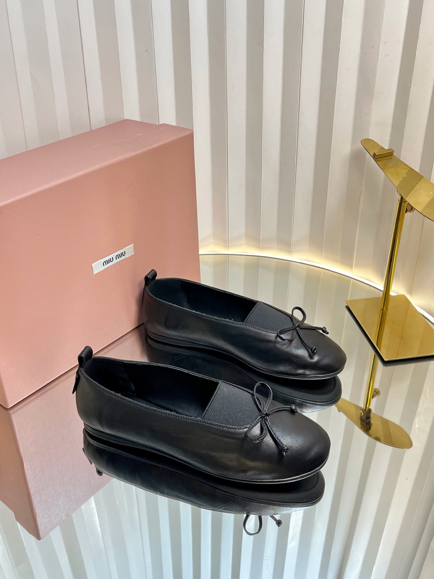 NO:424743,miu miu 25ss round-toe bow-tie single shoes, ballet shoes, playful bows lit up the sweet and cool atmosphere, simple lines hide exquisite little thoughts, step on them to be fashionable and sense of atmosphere, firmly grasp the girlishness and high-end feeling~ Upper imported sheepskin imported sheepskin, broadsole ZP open mold sole Size34-41 (34.40.41 custom-made without return and exchange), ballet shoes, miumiu, sheepskin19860909miu miu 25ss圆头蝴蝶结走秀款单鞋 芭蕾舞鞋 俏皮蝴蝶结点亮甜酷氛围 简约线条藏着精致小心思 踩上就是时髦氛围感担当 把少女感和高级感稳稳拿捏~ 鞋面进口羊皮 内里进口羊皮 大底ZP开模大底 Size34-41（34.40.41定制不退换),芭蕾舞鞋,miumiu,sheepskin,Women's Shoes