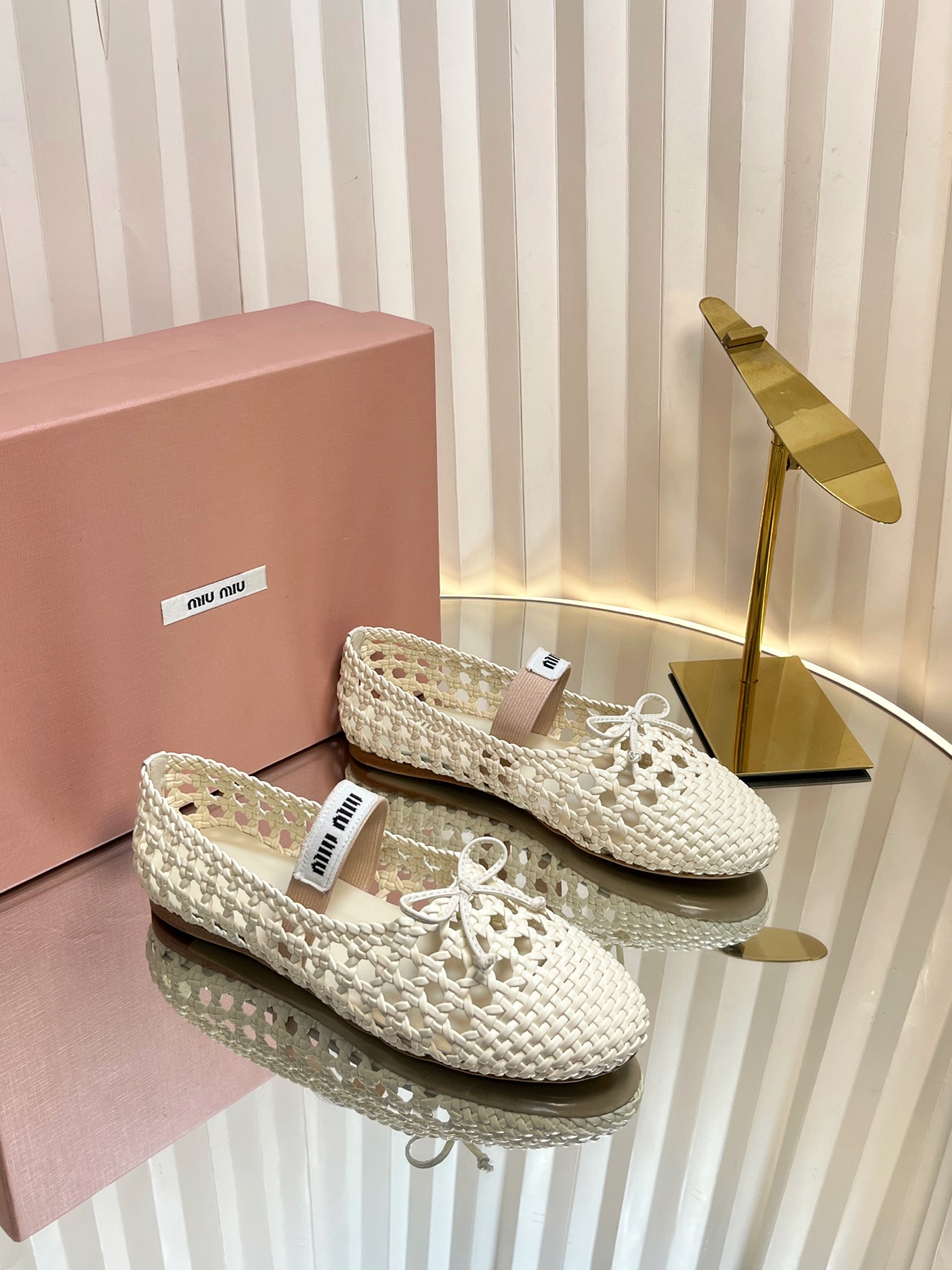 NO:424730,Miu Miu 25ss new spring and summer mesh ballet shoes The Miao family integrates the agility of ballet into daily life. It uses modern brushstrokes to portray the classic outline of dance shoes!  Super soft mesh ballet shoes. Draw inspiration from classic Japanese shoes. Simple but not complicated to suit a variety of styles. Sporting and fashionable. Original molded mesh on the upper, water-dyed sheepskin, outsole Italian leather outsole Size#34-41 (344041 customized, non-return and exchange), ballet shoes, miumiu, sheepskin, Leather soles19860909Miu Miu 缪缪 25ss 春夏季新款 网面芭蕾舞鞋  缪家以芭蕾的灵动意韵融于日常. 以现代笔触刻画舞鞋经典轮廓！ 超软的网面款芭蕾舞鞋. 从经典日式鞋履汲取灵感. 简而不繁适合多种造型. 步履之间灵动时髦. 鞋面原版开模网面 内里水染羊皮里 大底意大利真皮大底 Size#34-41（344041订做不退换）,芭蕾舞鞋,miumiu,sheepskin,Leather soles,Women's Shoes