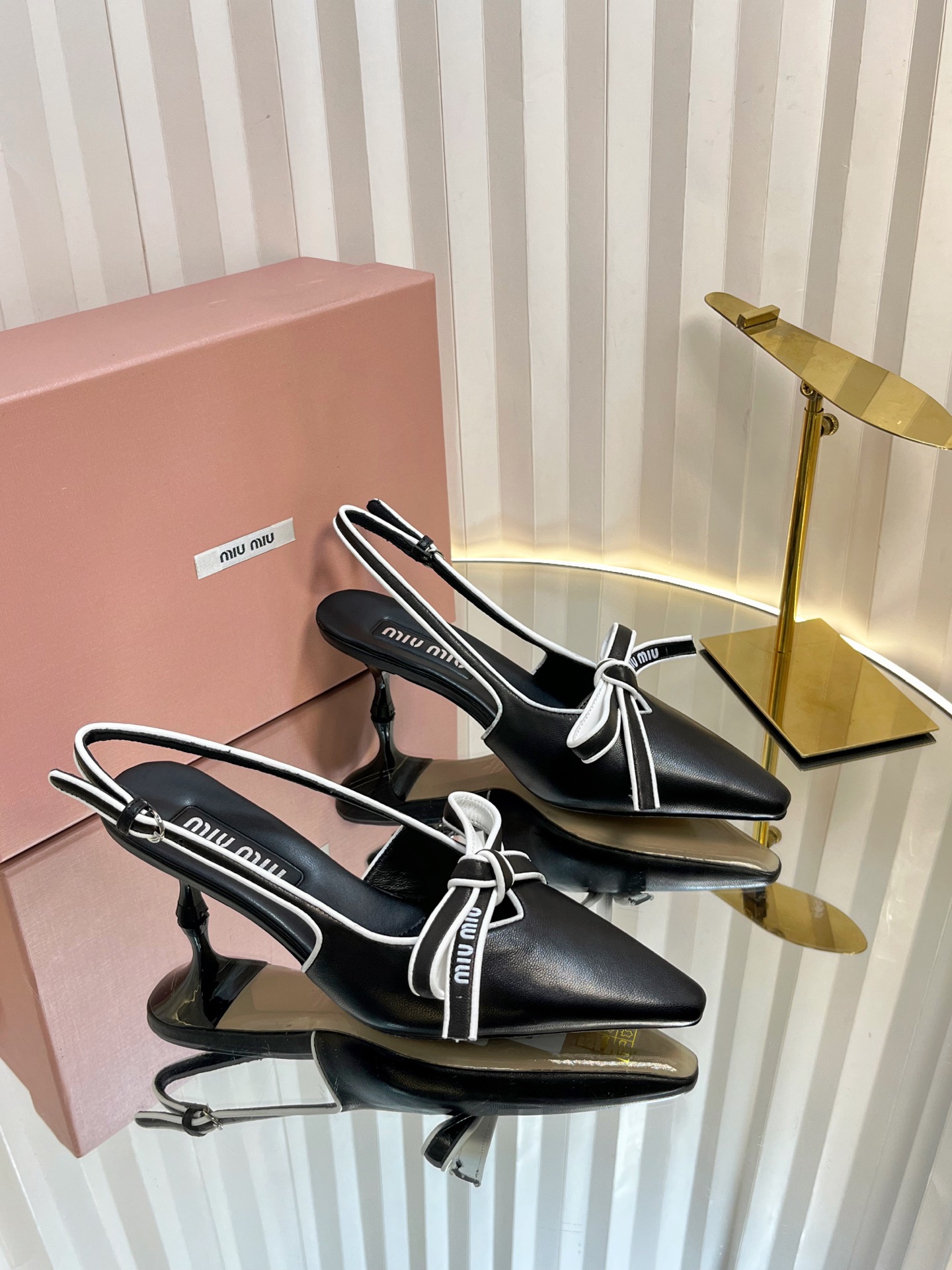 NO:424699,Miumiu 25ss Spring and Summer New Style, Retro, Bow, Pointed High Heels, Sandals, Fresh Spring and Summer Color, Beautiful Curve, Kitten Heels, Empty Sandals, Everyday outfits are very good. The shoe has an exclusive logo style, showing elegant charm on the feet!  The upper is made of original imported mixed-bred sheepskin, inner footbed sheepskin, heel height 5.5cm, original Italian custom leather outsole, size 34-41 (34 40 41 custom made without return or exchange), high heels, sandals, miumiu, sandals, high heels, sheepskin, Leather soles19860909Miumiu 缪缪 25ss春夏新款 复古 蝴蝶结 尖头高跟 凉鞋 春夏清新配色,曲线优美,小猫跟后空凉鞋 日常穿搭都很搭 鞋边有专属标识性Logo格调,上脚尽显优雅魅力！ 鞋面采用原版进口混种羊皮 内里垫脚羊皮 跟高5.5cm 鞋底原版意大利定制真皮大底 码数34-41（34 40 41定做不退换）,高跟鞋凉鞋,miumiu,sandals,high heels,sheepskin,Leather soles,Women's Shoes