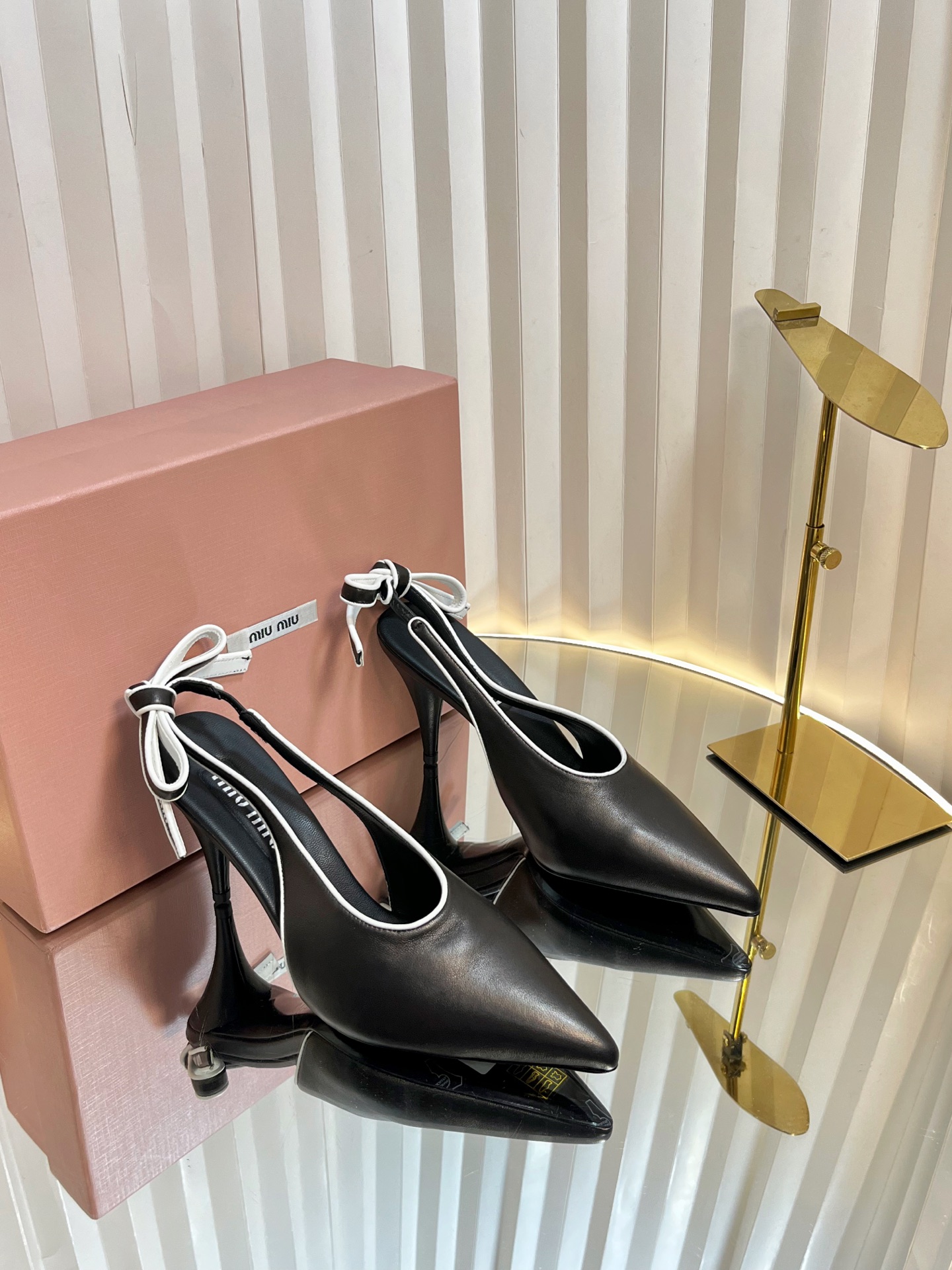 NO:424710,Miumiu 25ss Spring and Summer New Style, Retro, Bow, Pointed High Heels, Sandals, Fresh Spring and Summer Color, Beautiful Curve, Kitten Heels, Empty Sandals, Everyday outfits are very good. The shoe has an exclusive logo style, showing elegant charm on the feet!  The upper is made of original imported mixed-bred sheepskin, inner footbed sheepskin, heel height 8cm, original Italian custom leather outsole, size 34-41 (34 40 41 custom made without return or exchange), high heels sandals, miumiu, sandals, high heels, sheepskin, Leather soles19860909Miumiu 缪缪 25ss春夏新款 复古 蝴蝶结 尖头高跟 凉鞋 春夏清新配色,曲线优美,小猫跟后空凉鞋 日常穿搭都很搭 鞋边有专属标识性Logo格调,上脚尽显优雅魅力！ 鞋面采用原版进口混种羊皮 内里垫脚羊皮 跟高8cm 鞋底原版意大利定制真皮大底 码数34-41（34 40 41定做不退换）,高跟鞋凉鞋,miumiu,sandals,high heels,sheepskin,Leather soles,Women's Shoes