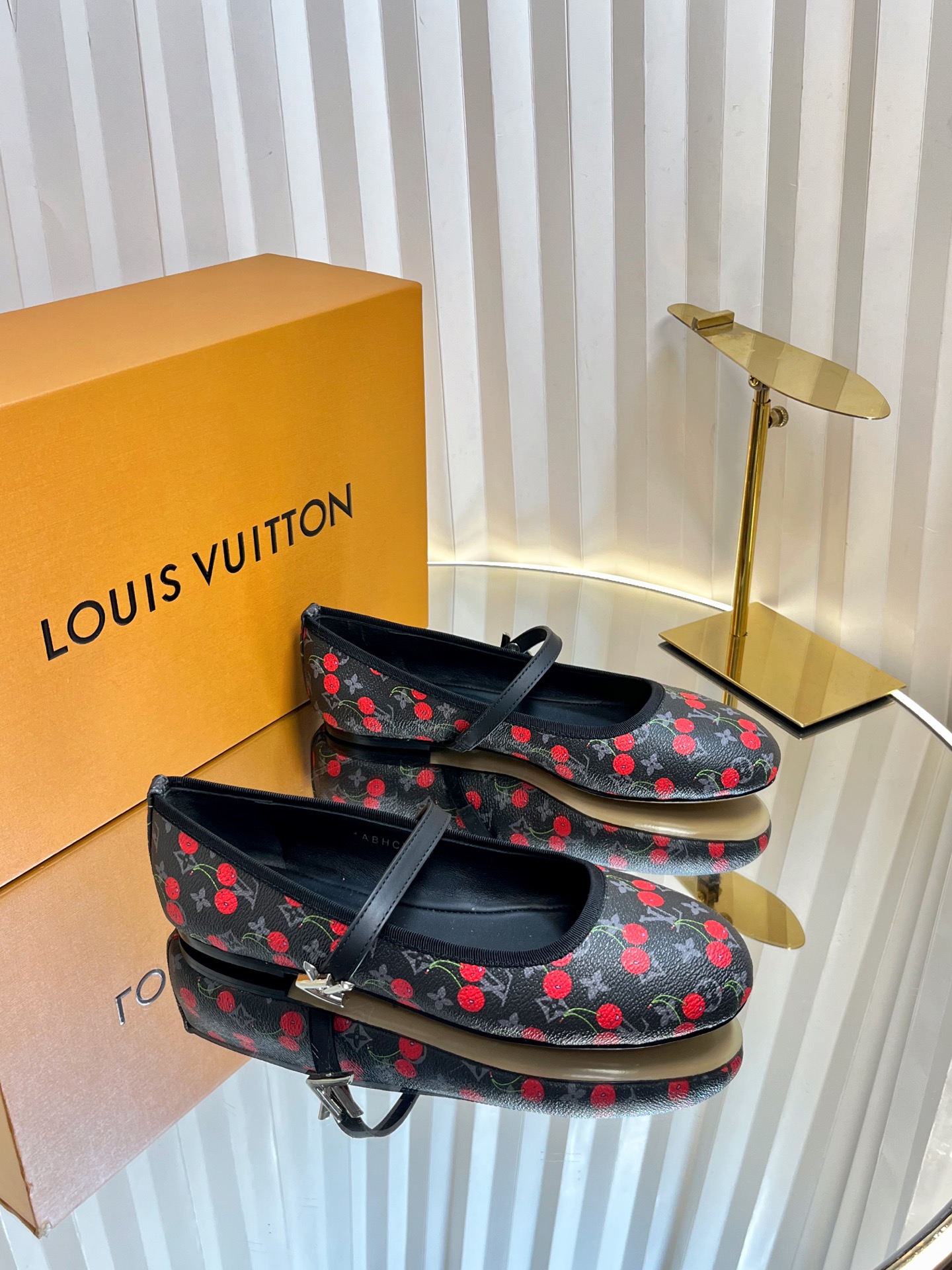 NO:424684,LouisVuitton 25/ Summer limited Cherry style Flat slippers High and low heels Ballet single shoe series Latest summer limited Cherry style series Use colors and large-area base colors of the upper as a comparison to create a cherry color element style, creating another classic style!  Super beautiful!  Unspeakable fashion!  Daily versatility is no problem, and it has the significance of changes and development of the times!  Super easy to wear, full of summer atmosphere!  Original custom fabric, inner sheepskin, outsole, imported from Italy, genuine leather outsole, Size#35-41 (40.41 custom, no return or exchange), high heels, louis vuitton, high heels, slippers, sheepskin, Leather soles19860909LouisVuitton 25/ 夏季限定 樱桃风 平底拖鞋 高矮跟鞋 芭蕾舞单鞋系列 最新夏季限定 樱桃风系列 采用彩色以及鞋面的大面积底色作为对比,创造出樱桃彩色元素风格,成就了又一个经典款！上脚超级美腻！说不出来的时尚！日常百搭不在话下,而且很有时代的变迁发展的意义！超级好穿,上脚满满的夏日氛围！ 材质原版定制面料 内里羊皮里 大底意大利进口真皮大底 Size#35-41（40.41定制不退换),高跟鞋拖鞋,louis vuitton,high heels,slippers,sheepskin,Leather soles,Women's Shoes