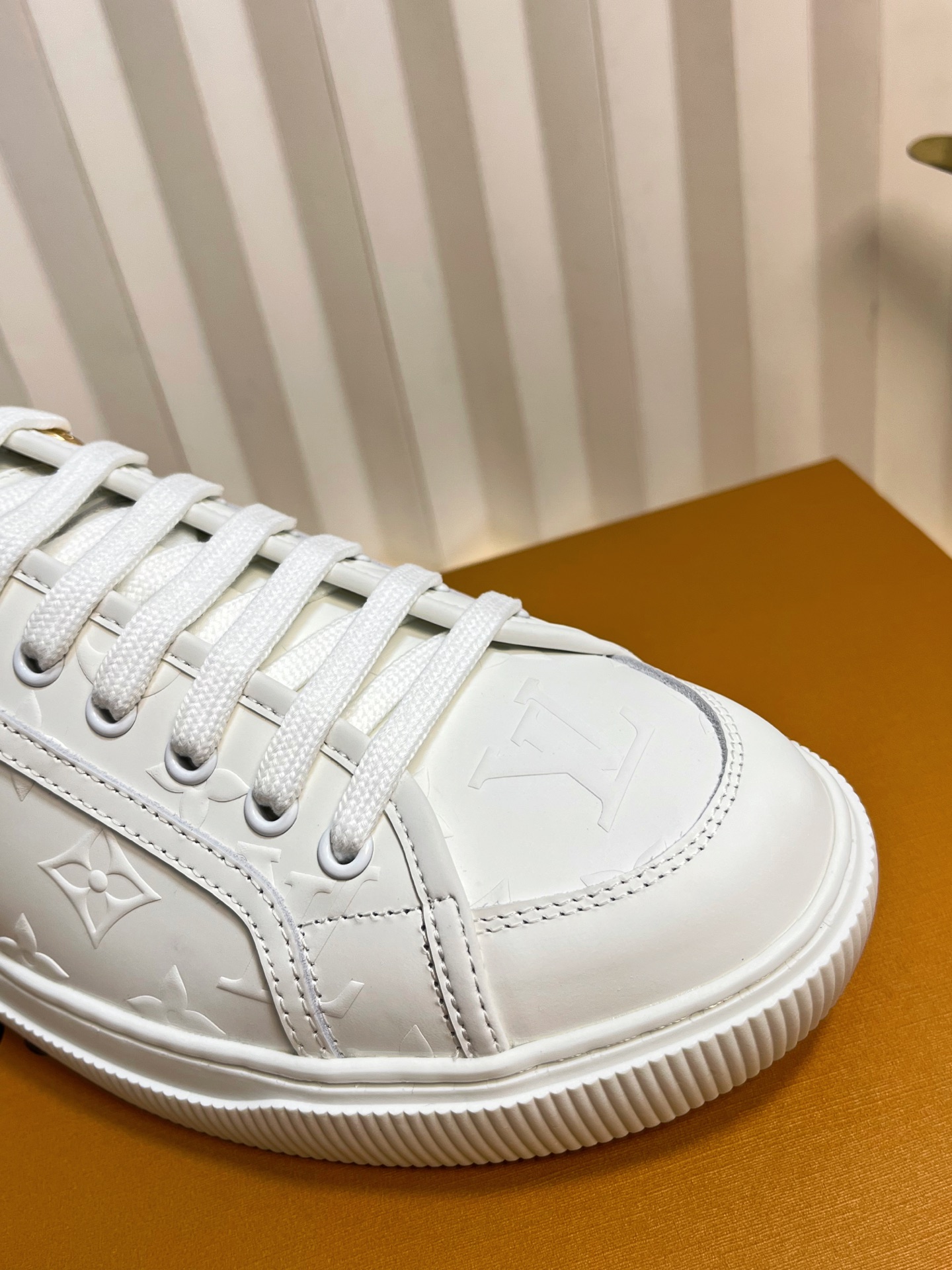 Louis Vuitton Lagoon White Leather Sneakers for Women, Size 35-42 6 i1751463514305 5438 0 5