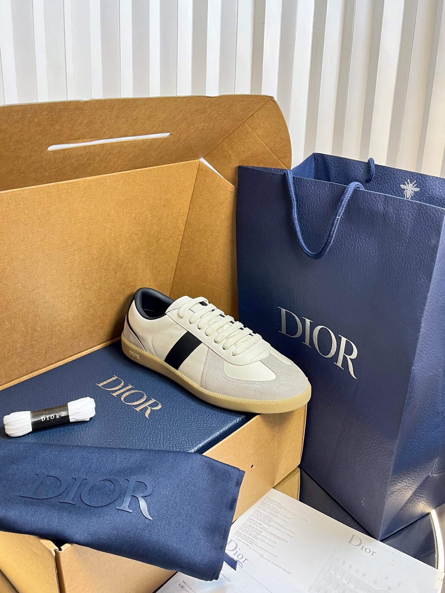 NO:475313,Top vlp packaging for men Dior Dior Latest B01 series Matchpoint German training shoes casual sneakers original purchase and development Made this B01 Matchpoint sneakers are a new product in the fall 2025 series, marking the return of Dior classic style and reinterpreted with a stylish and elegant silhouette. It is carefully crafted in black and white smooth cowhide, decorated with gray suede splicing to enhance the style. The tongue and inner side are decorated with Dior logo, and the heel is decorated with CD Icon logo. Paired with amber rubber sole, the Dior logo is embellished with a variety of styles from the Dior Icons limited series to create exquisite shapes. Delivery counter exquisite packaging Fabric: Original custom imported top layer cowhide Inner: Soft imported cowhide sole:  Original open mold anti-slip TPU material, bottom thickness 2.5CM Size: Men's 38-45 (38.45 customized), casual shoes/sports shoes, dior, dior, loro piana, sneakers, cowhide19860909顶级vlp包装 男款 Dior迪奥 最新 B01系列 Matchpoint 德训鞋 休闲 运动鞋 原版购入开发 做货 这款 B01 Matchpoint运动鞋是二零二五秋季系列新品,标志着 Dior 经典款式的回归,以时尚优雅的廓形重新诠释.采用黑色和白色光滑牛皮革精心制作,饰以灰色绒面革拼接提升格调.鞋舌和内部侧面饰以 Dior 标志,鞋后跟饰以 CD Icon 标志.搭配琥珀色橡胶鞋底,点缀以 Dior 标志,可与 Dior Icons 限定系列的各式造型搭配,打造精致造型 配送专柜精美包装 面料 : 原版定制进口头层牛皮 内里 : 柔软进口牛皮里 鞋底 : 原版开模防滑TPU材质 底厚 2.5CM Size : 男款38-45(38.45订做),休闲鞋/运动鞋,dior,dior,loro piana,sneakers,cowhide,Women's Shoes