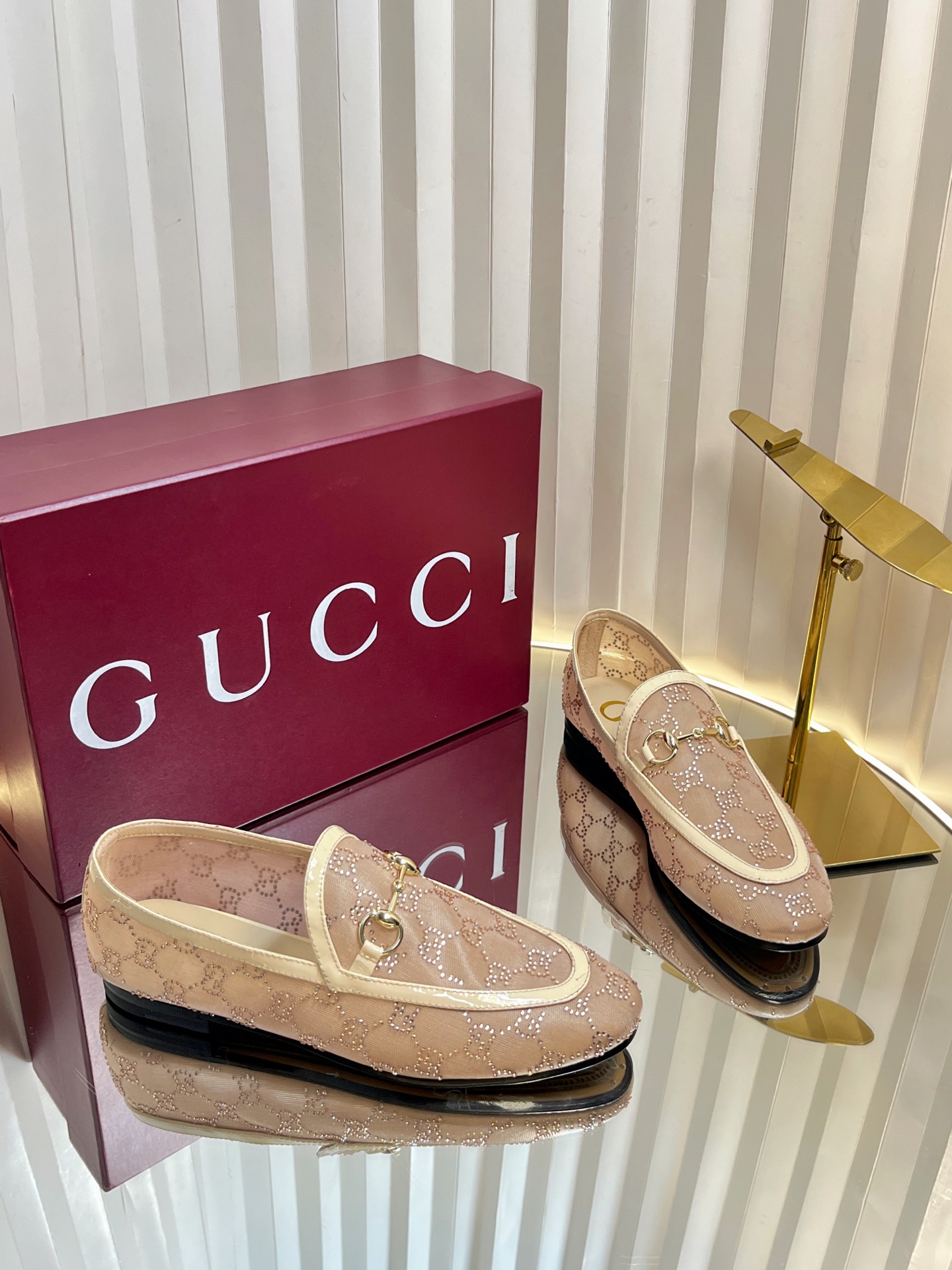 NO:443076,Gucci Jordaan series women's mesh crystal diamond loafers As an outstanding representative of Gucci design heritage, Jordaan series horse-bit loafers vividly demonstrate the classic elegance. This shoe is made of this shoe, which is made of mesh crystal diamonds, and is craftsmanship and light gold tones. Classic horse-bit buckle styling accessories. Original custom mesh crystal diamond, custom sheepskin, leather outsole, size 34-42 (34 40 41 42 custom made without return), loafers semi-trail, gucci, loafers, sheepskin, Leather soles19860909Gucci Jordaan系列女士网纱水晶钻乐福鞋 作为Gucci设计传承的杰出代表,Jordaan系列饰马衔扣乐福鞋生动彰显经典优雅格调.这款鞋履这款鞋履甄选网纱水晶钻打造,匠心融蕴浅金色调经典马衔扣造型配件. 原版定制网纱水晶钻 内里定制羊皮 真皮大底 码数34-42（34 40 41 42定做不退换）,乐福鞋半拖,gucci,loafers,sheepskin,Leather soles,Women's Shoes