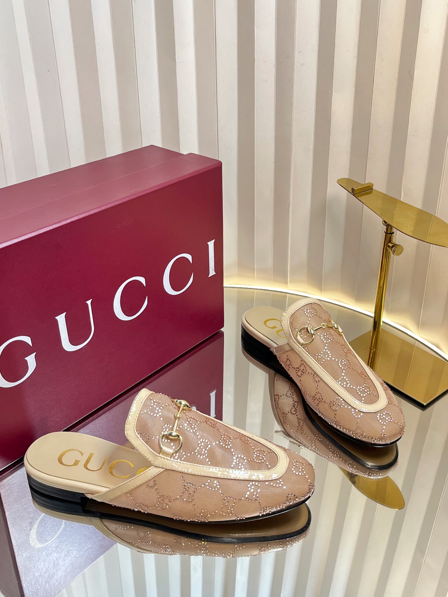 NO:443082,Princetown series women's mesh crystal diamond semi-slippers Princetown series slippers use the brand's classic mesh crystal diamond, paired with the iconic gold tone horse buckle, which presents a shocking effect. Original custom mesh crystal diamond, custom sheepskin, leather outsole, size 34-42 (34 40 41 42 custom made without return), loafers semi-trail, loafers, slippers, sheepskin, Leather soles19860909Princetown系列女士网纱水晶钻半拖鞋Princetown系列拖鞋采用品牌经典的网纱水晶钻,配以标志性的金色调马衔扣,呈现震撼效果. 原版定制网纱水晶钻 内里定制羊皮 真皮大底 码数34-42（34 40 41 42定做不退换）,乐福鞋半拖,loafers,slippers,sheepskin,Leather soles,Women's Shoes