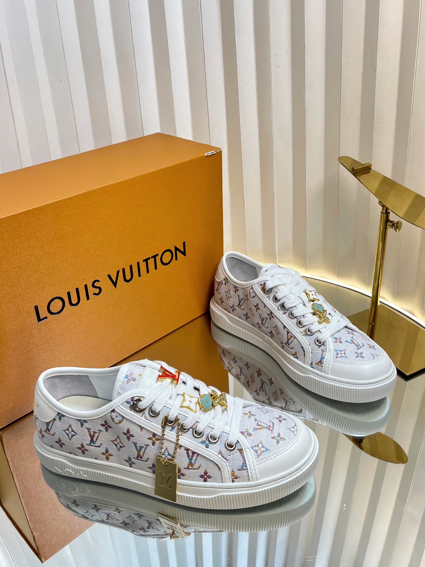 NO:445188,Women and men's button couples LV Louis Vuitton L Home Donkey Brand Lagoon Series Thick-soled denim denim embossed presbyopia thick-soled casual sneakers skateboard shoes Original purchase and development Made this Lagoon sneakers are made of Monogram denim, injected with a retro atmosphere to the classic design. The leather trim is leaping into the Louis Vuitton logo, inscribed eyelets, laces and shoelaces highlight the exquisite details, embellishing Monogram The rubber outsole of the floral perfect overall delivery counter exquisite packaging, original imported fabric imported custom-made top cowhide inner imported cowhide li/foot-pad cowhide original sole open mold anti-slip TPU material bottom thickness 2.5CM Size: women's model 35-42 (customizable 40.41.42)  Men's 39-45 (customizable 39.45), casual shoes/sports shoes, louis vuitton, louis vuitton, louis vuitton, louis vuitton, louis vuitton, sneakers, cowhide19860909女男扣子情侣款 LV路易威登L家 驴牌最新樱桃Lagoon系列 厚底丹宁牛仔布 压花 老花 厚底 休闲运动鞋 滑板鞋 原版购入开发 做货 这款Lagoon 运动鞋取材 Monogram 丹宁布,为经典设计注入复古气息.皮革饰边跃现路易威登标识,铭纹孔眼、镶边和鞋带彰显考究细节,点缀 Monogram 花卉的橡胶外底完善整体 配送专柜精美包装 面料原版进口定制头层牛皮 内里原版进口牛皮里/垫脚牛皮 鞋底原版开模防滑TPU材质 底厚2.5CM Size:女款35-42（可定制40.41.42) 男款39-45（可定制39.45）,休闲鞋/运动鞋,louis vuitton,louis vuitton,louis vuitton,louis vuitton,sneakers,cowhide,Women's Shoes