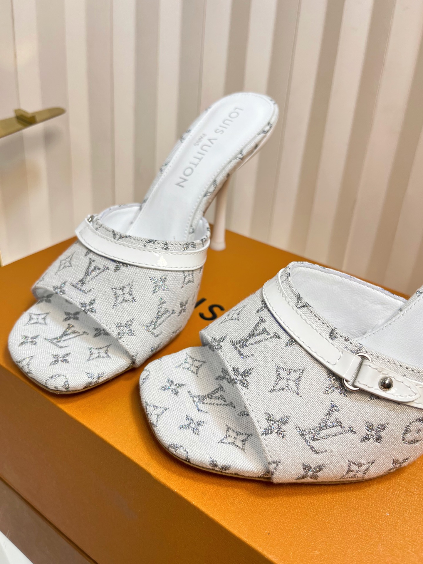 LV Donkey Ballet Shoes: Colorful, Sexy, Cozy, Spectrum Series, Sheepskin, Italian Leather. - 图片 7