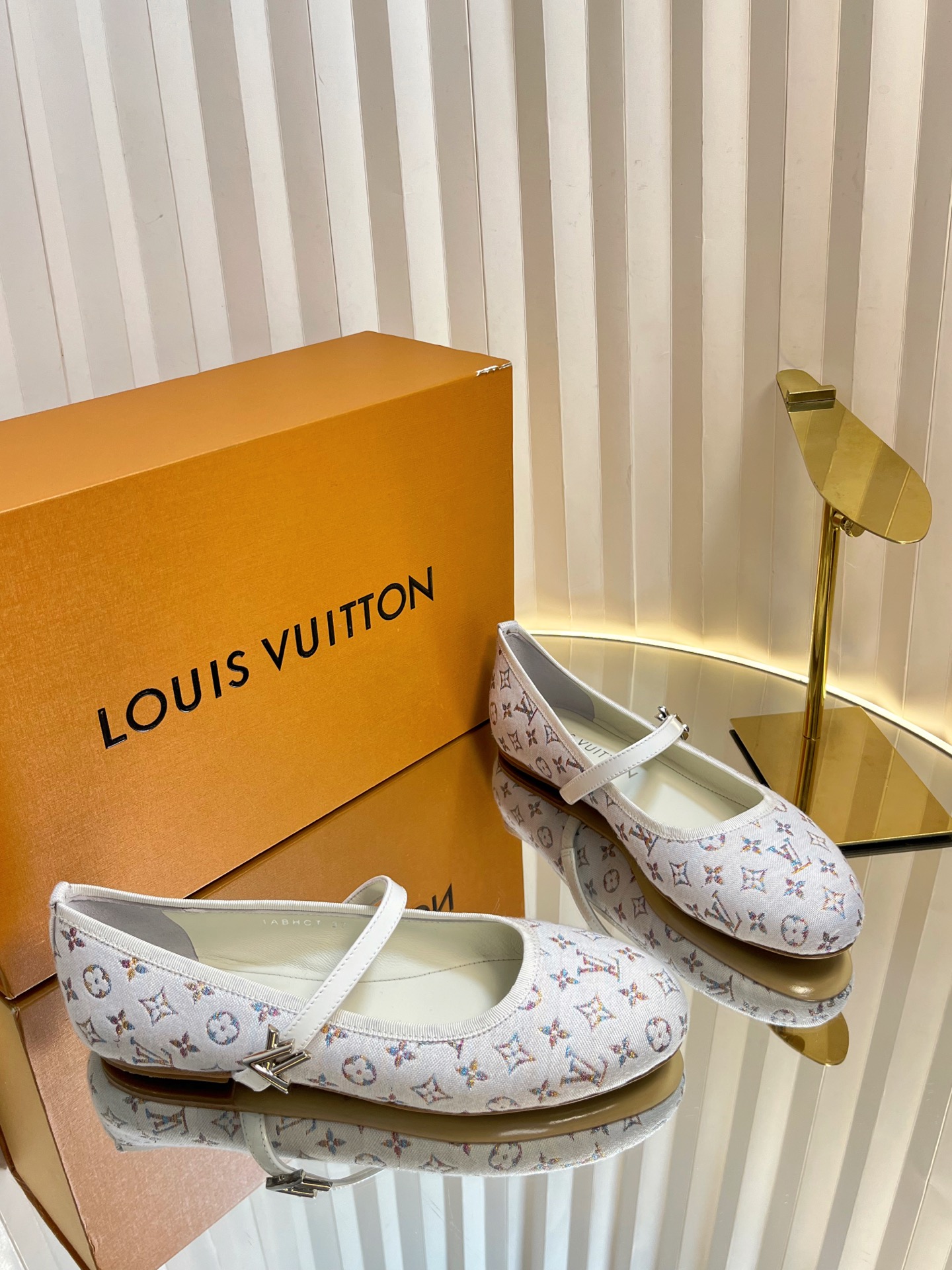 NO:445250,The top version of LV Lujia Fantasy Color Series denim denim is so beautiful and rarely makes LV products!  The original version was purchased and developed carefully. The heels were customized with molds. The latest color ballet shoes are colorful and colorful. The presbyopia and brown leather with tannins are so outstanding!  The beautiful small flat heel is just right, high-end classic sexy and comfortable, full of the full marks that beautiful summer shoes can give you, which seems like a must-have item!  Ballet shoes flat slippers, cat heel slippers 5 cm and 9 cm upper color series, original custom sheepskin outsole, Italian leather outsole, size 35-41 (40.41 custom non-return and exchange, high heels slippers, louis vuitton, louis vuitton, louis vuitton, louis vuitton, high heels, slippers, sheepskin, Leather soles19860909顶级版本LV 驴家 幻彩系列丹宁牛仔太好看了 很少做Lv家的单品 ！原版购入 用心开发 鞋跟都是开模定制 ,最新色系芭蕾舞鞋多彩多色 老花配搭单宁的棕色皮质,也太出彩了！刚刚好的绝美小平跟,高级经典性感舒适,拉满了夏日美鞋能给的满分似搭配必备单品！ 芭蕾舞鞋平底拖鞋,猫跟拖鞋5公分和9公分 鞋面幻彩系列 内里原版定制羊皮 大底意大利真皮大底 码数35-41（40.41定制不退换,高跟鞋拖鞋,louis vuitton,louis vuitton,louis vuitton,high heels,slippers,sheepskin,Leather soles,Women's Shoes