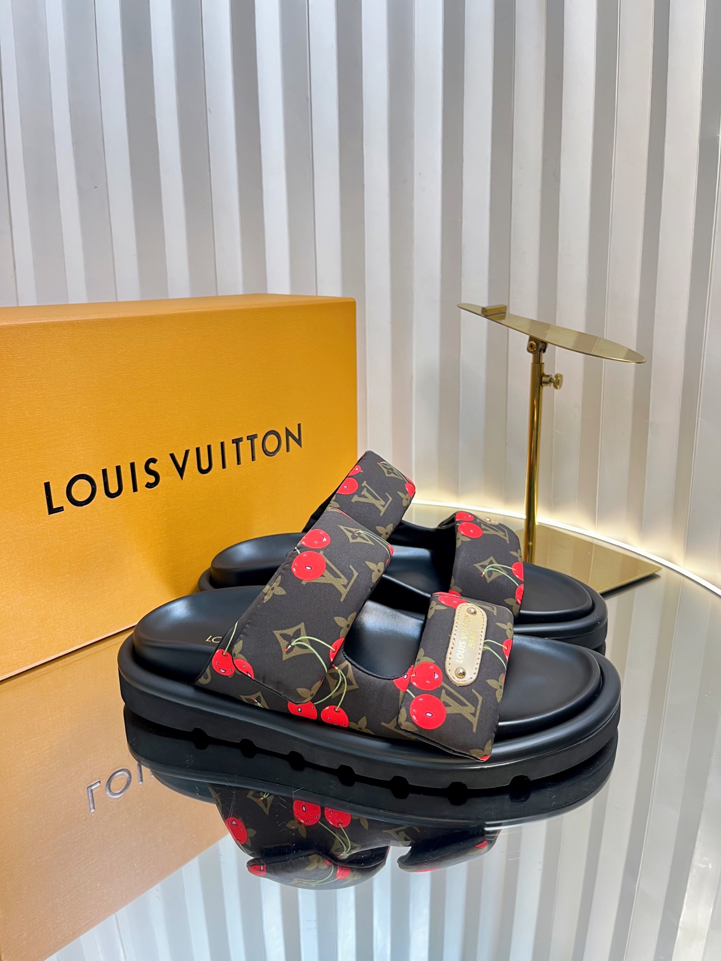 NO:564750,LV Chubby Sexy Slippers (Couple Model) Louis Vuitton lv 25ss Early Spring Couple Model Birkenstock Slippers Cute and cute, the foot feels really good. The side logo buckle is the finishing touch. Simple and advanced. Slingback design. Wear and go. Good news for lazy people. Warm. Excellent effect. Buy with eyes closed. Original purchase and development. Upper imported nubuck leather, presbyopic microfiber. Original molding of hardware buckle. Lining foot sheepskin.  Water table includes water table [not spray paint] soles, original molded outsole, size 35~45, slippers, louis vuitton, louis vuitton, slippers, sheepskin19860909LV胖乎乎性感拖鞋(情侣款) louis vuitton lv 25ss早春 情侣款 勃肯拖鞋 可可爱爱、脚感简直不要太好 侧面logo扣点睛之笔 简约又高级 露跟设计 即穿即走 懒人福音 保暖 效果极佳 闭眼入 原版购入开发 鞋面进口磨砂皮、老花超纤 五金扣原版开模 内里垫脚羊皮 水台包水台【并非喷漆】 鞋底鞋底原版开模大底 码数35～45,拖鞋,louis vuitton,louis vuitton,slippers,sheepskin,Women's Shoes