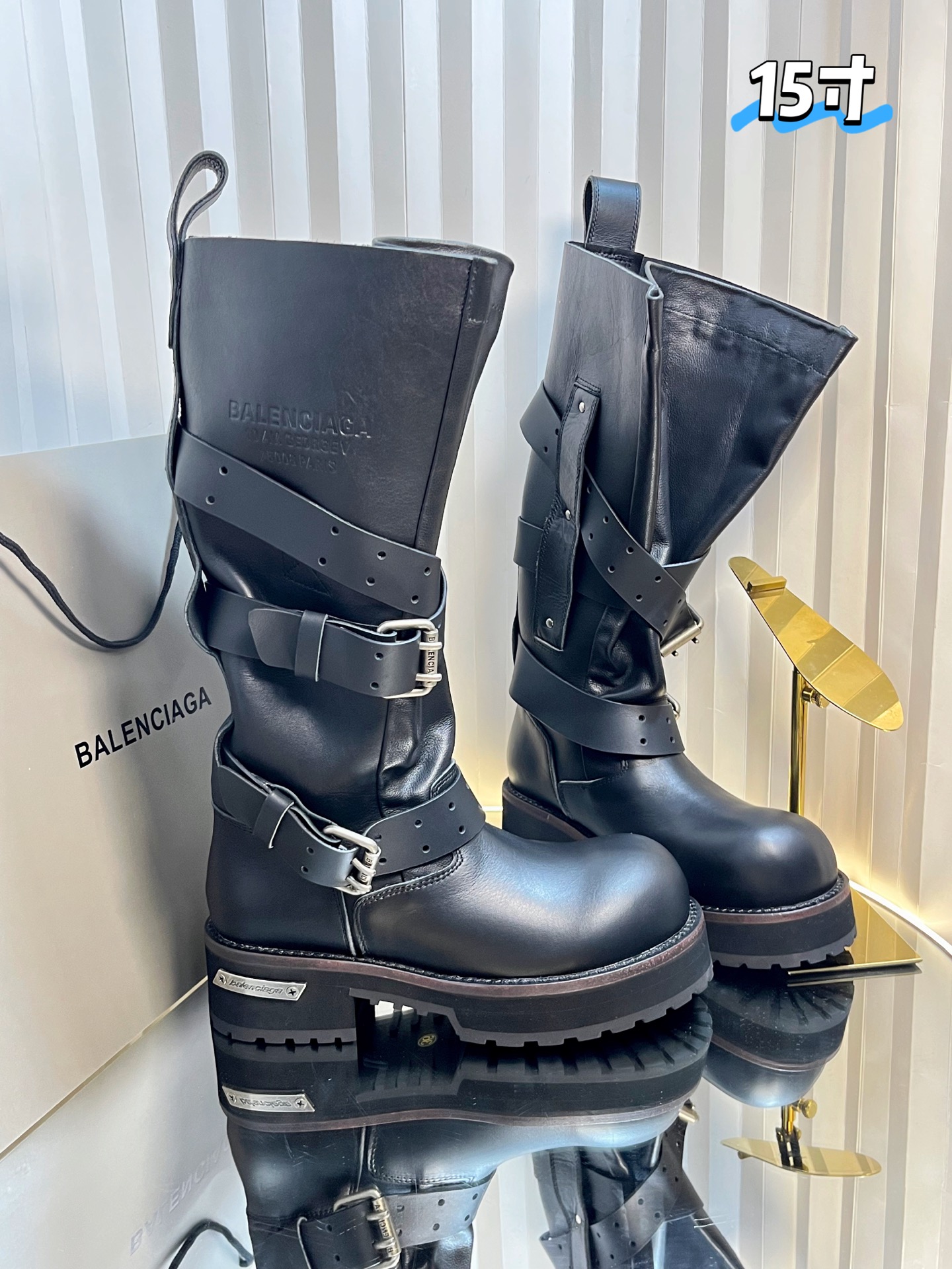 NO:475437,Women and men | 5 Balenciaga new trendy and cool personality versatile boots. This thick-soled boot is very popular this year. Major Internet celebrities have started to show off. The hot-song version of Xiaohongshu is very effective in wearing (height-increasing) and the refreshing performance is enough to express the control of the details of the shoes. The original imported fabric is imported cowhide, cowhide inner thick-soled sponge shoes, with logo, anti-slip sole. This shoe is very comfortable on the feet and has a great feeling of feet. Heel height 3.5. Size 35-45 (for women 40.41 men 45 customized) tube height: 12 inches and 15 inches, boots, balenciaga, boots, cowhide19860909女男 | 5 巴黎世家新款潮酷个性百搭靴,这款厚底靴今年非常爆,各大网红明星纷纷开秀,小红书爆款穿上（增高）效果极佳,清爽的表现足以表达对鞋子的个个细节的把控, 面料原版进口胎牛皮 牛皮内里 厚底松糕鞋,带logo 防滑鞋底,这款鞋子上脚非常舒服,脚感很棒 跟高3.5 码数35-45(女40.41男45订做) 筒高:12寸15寸,靴子,balenciaga,boots,cowhide,Women's Shoes