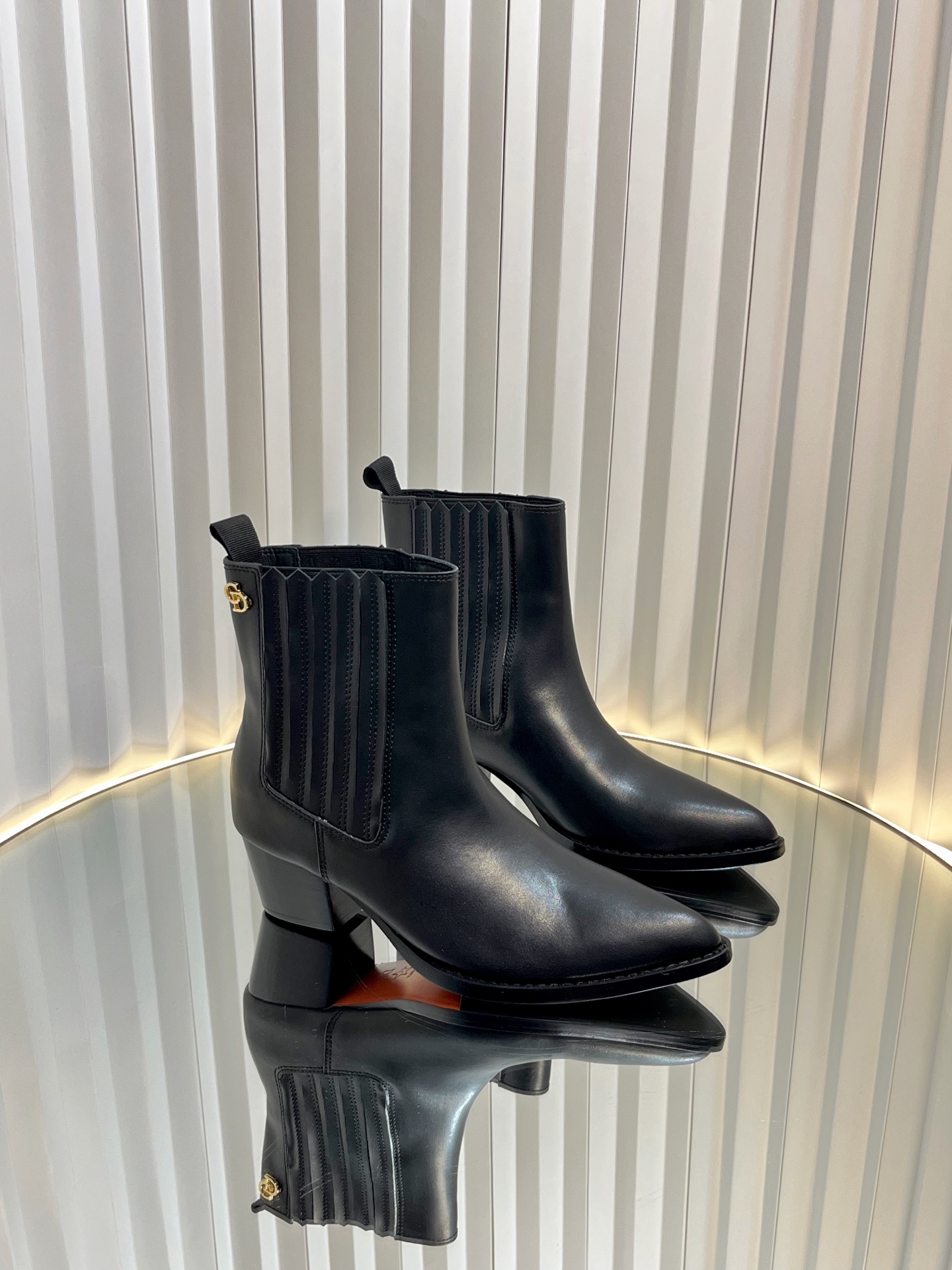 NO:475452,Dior autumn and winter show high-end series D-West Chelsea women's boots CD letter logo hardware buckle motorcycle boots Celebrity same style thick heel pointed toe one-tip knight short boots on the market top version Material upper imported calfskin + water dyed cowhide inner + Italian injection molded leather sole Heel height: 4.5CM Size35-39 standard code (40.41 custom-made non-return and exchange), boots, dior, boots, cowhide, Leather soles19860909迪奥秋冬走秀高定系列D-West切尔西女靴 CD字母logo五金扣机车靴 明星同款粗跟尖头一脚骑士短靴 市面顶级版本 材质鞋面进口小牛皮+水染牛皮内里+意大利注塑真皮大底 跟高:4.5CM Size35-39标准码（40.41定制不退换）,靴子,dior,boots,cowhide,Leather soles,Women's Shoes