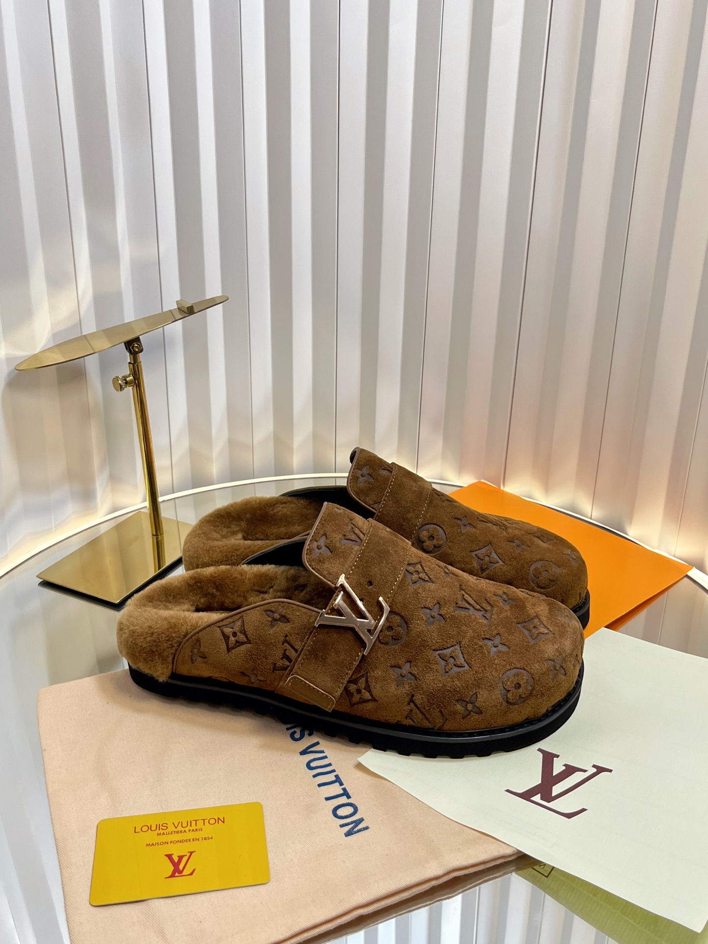 NO:478013,Men's 'Top Version' Louis Vuitton Lv Baotou Slippers Donkey Brand Latest Hot Series... [Couple Colored Embossed Sneakers] High-end lazy style, never tired of watching, full of fashion!  Feel the details carefully Fabric: Original mold opening PVC embossing LoGo process o Inner: Maoli/Pili Midsole: Original mold opening PU foam Largesole: Original mold opening PUPVC film combination Number of codes: Women's code 35-41 (40,41 customization) Men's code 40-46 (45,46 customization),, louis vuitton, louis vuitton, louis vuitton, louis vuitton, louis vuitton, slippers19860909男款 《顶级版本》 Louis Vuitton路易威登Lv包头拖鞋驴牌  最新爆款系列……【情侣彩色压花凉拖】 高级慵懒风,百看不厌款、时尚度拉满！细节用心感受 面料:原版开模PVC压花LoGo工艺o 内里:毛里/皮里 中底:原版开模PU发泡 大底:原版开模PUPVC底片组合 码数:女码35-41（40,41定制）男码40-46(45,46定制),,louis vuitton,louis vuitton,louis vuitton,louis vuitton,slippers,Women's Shoes