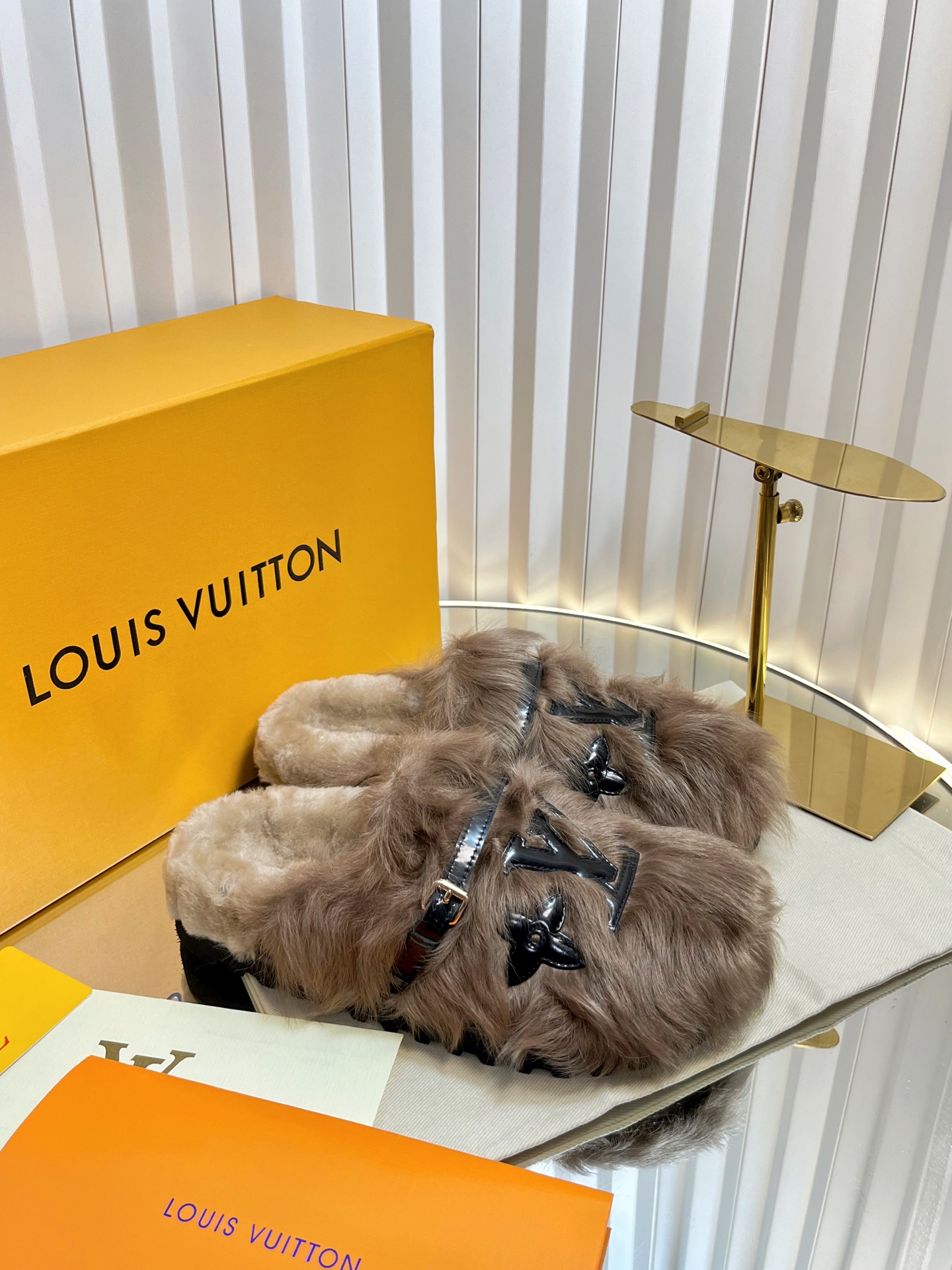 NO:479504,, Louisville*LV new sheep curly slippers, sheep curly face, sheep curly footbed, foam sole, size 35-39 (size 40-42 custom made without return), semi-dragged fur shoes, louis vuitton, louis vuitton, slippers19860909,路易威*LV新款羊卷毛拖鞋,羊卷毛面,羊卷毛垫脚,发泡底,35-39码(40-42码定做不退换),半拖毛毛鞋,louis vuitton,louis vuitton,slippers,Women's Shoes