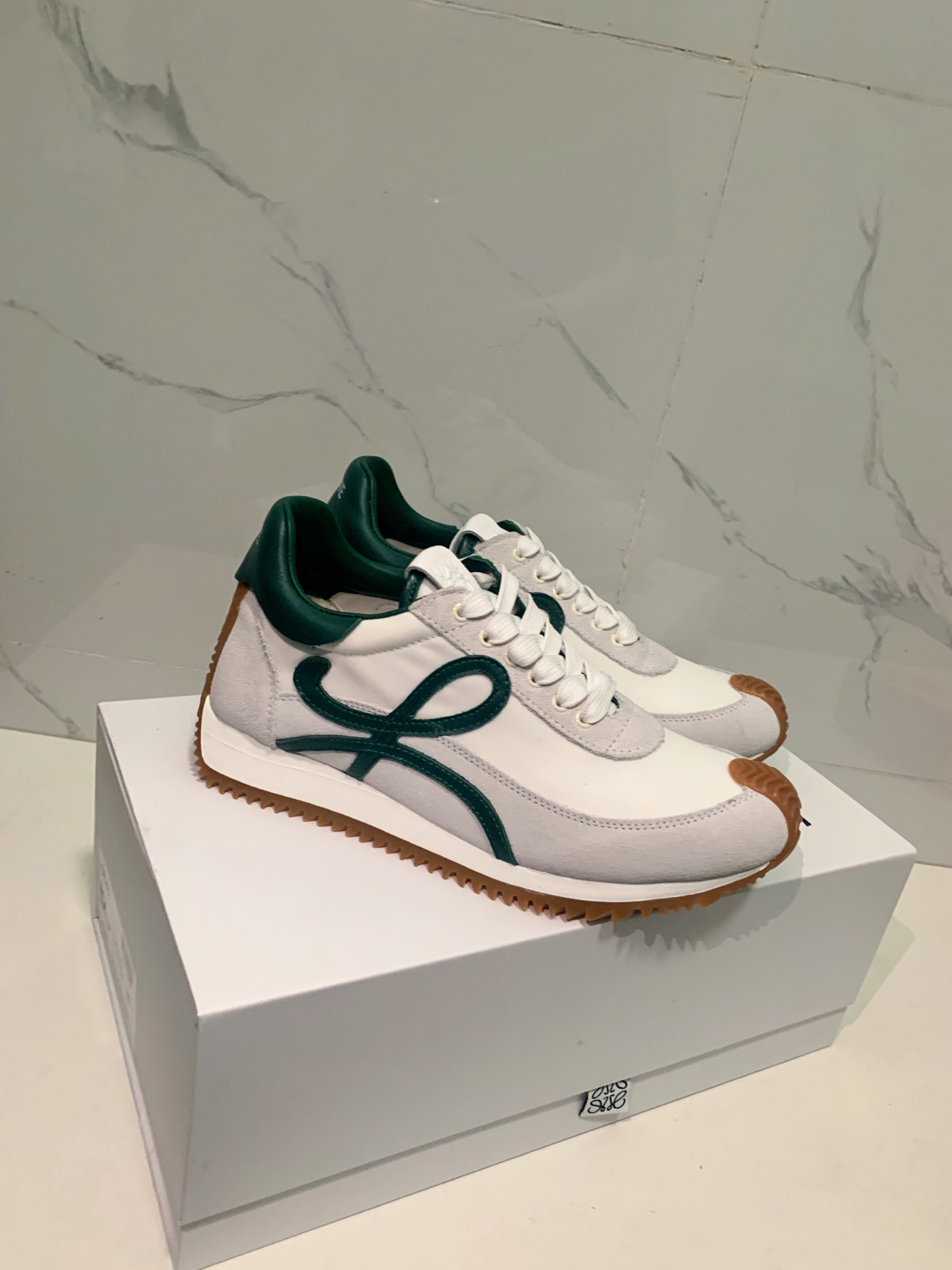 NO:482240,Men's size (new color) Super popular LOEWE The latest internally enhanced color-blocking German training shoes Forrest Gump shoes, white shoes Imported suede + cowhide + original silk splicing +ptc LOEWE's iconic cursive words L is perfectly integrated with the shoe body. The splicing of multiple colors gives people a strong visual impact, extremely eye-catching, the overall lines of the shoe body are beautiful, cowhide foot pads, original customized abrasive combination sole!  Advanced hidden inner height increase of 6cm size, women's size 35-40, men's size 39-45, casual shoes/sports shoes, loewe, loewe, sneakers, cowhide, chamois leather19860909男码(新色) 超级火爆 LOEWE 罗意威 最新内增高拼色德训鞋 阿甘鞋 小白鞋 进口麂皮+牛皮+原版丝绸拼接 +ptc LOEWE标志性草书字样L与鞋身完美融合,多种颜色的拼接,给人一种强烈的视觉冲击,异常吸睛,鞋身整体线条优美, 牛皮垫脚 原版定制磨具组合大底！ 高级隐藏式内增高6cm 码数 女码35-40 男码39-45,休闲鞋/运动鞋,loewe,loewe,sneakers,cowhide,chamois leather,Women's Shoes