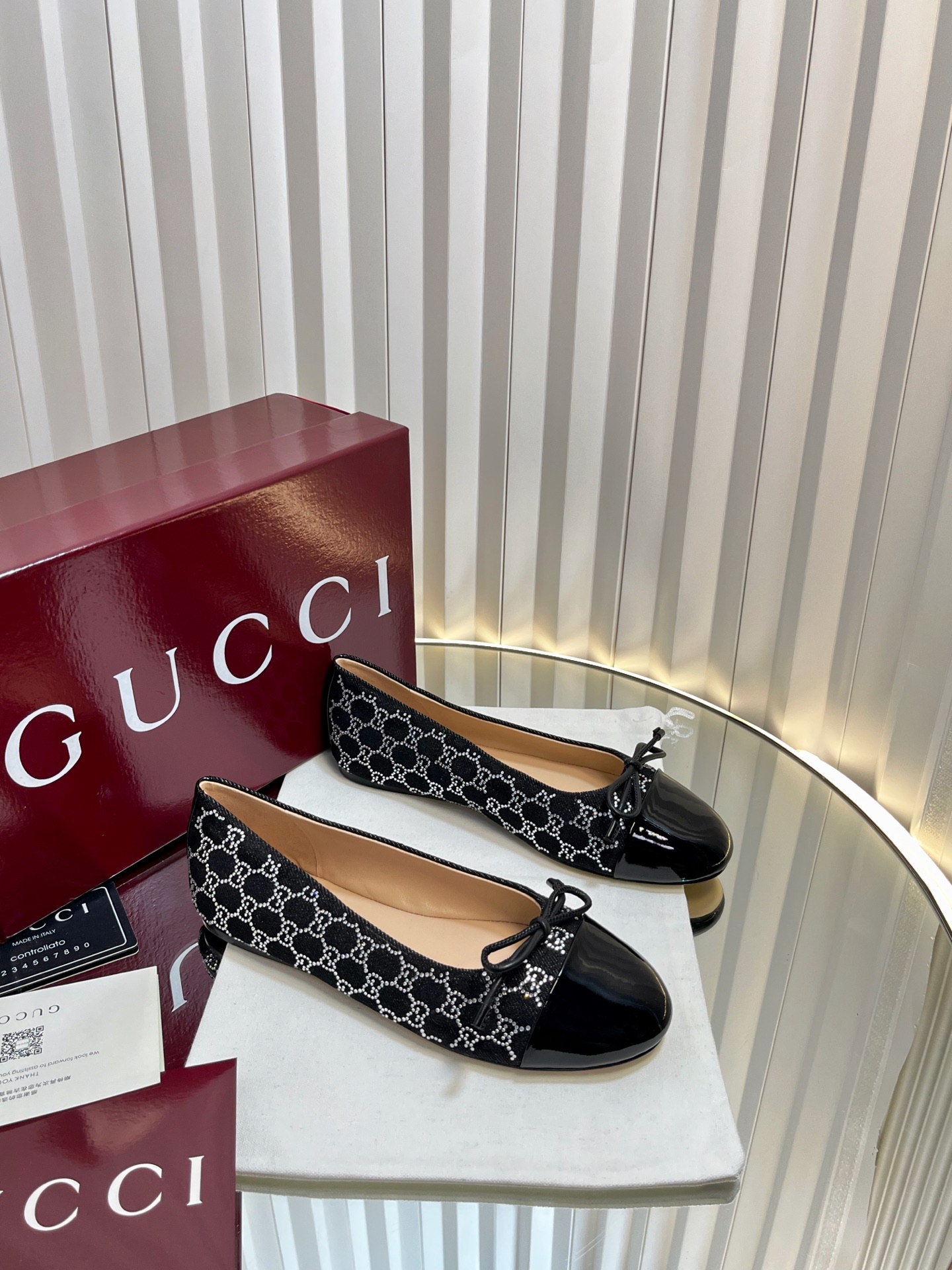 NO:482249,Double G rhinestone flat ballet shoes This flat ballet shoes are made of canvas GG rhinestones, paired with patent leather toe, showing elegant and timeless style. The exquisite bow reveals femininity, and the light gold tone double G accessories are low-key to echo the brand's high recognition logo. Italian leather sole G G rhinestone canvas upper Patent leather toe Size 35~42 (customized, 40, 41, 42, sandals single shoes, sandals19860909饰双G水钻平底芭蕾舞鞋 这款平底芭蕾舞鞋选用帆布GG水钻制作,配以漆皮鞋头,尽显优雅隽永格调.精巧蝴蝶结流露女性气质,浅金色调双G配件低调呼应品牌高辨识度标识. 意大利真皮底 G G水钻帆布鞋面 漆皮鞋头 码数35～42（40、41、42定制不退换）,凉鞋单鞋,sandals,Women's Shoes