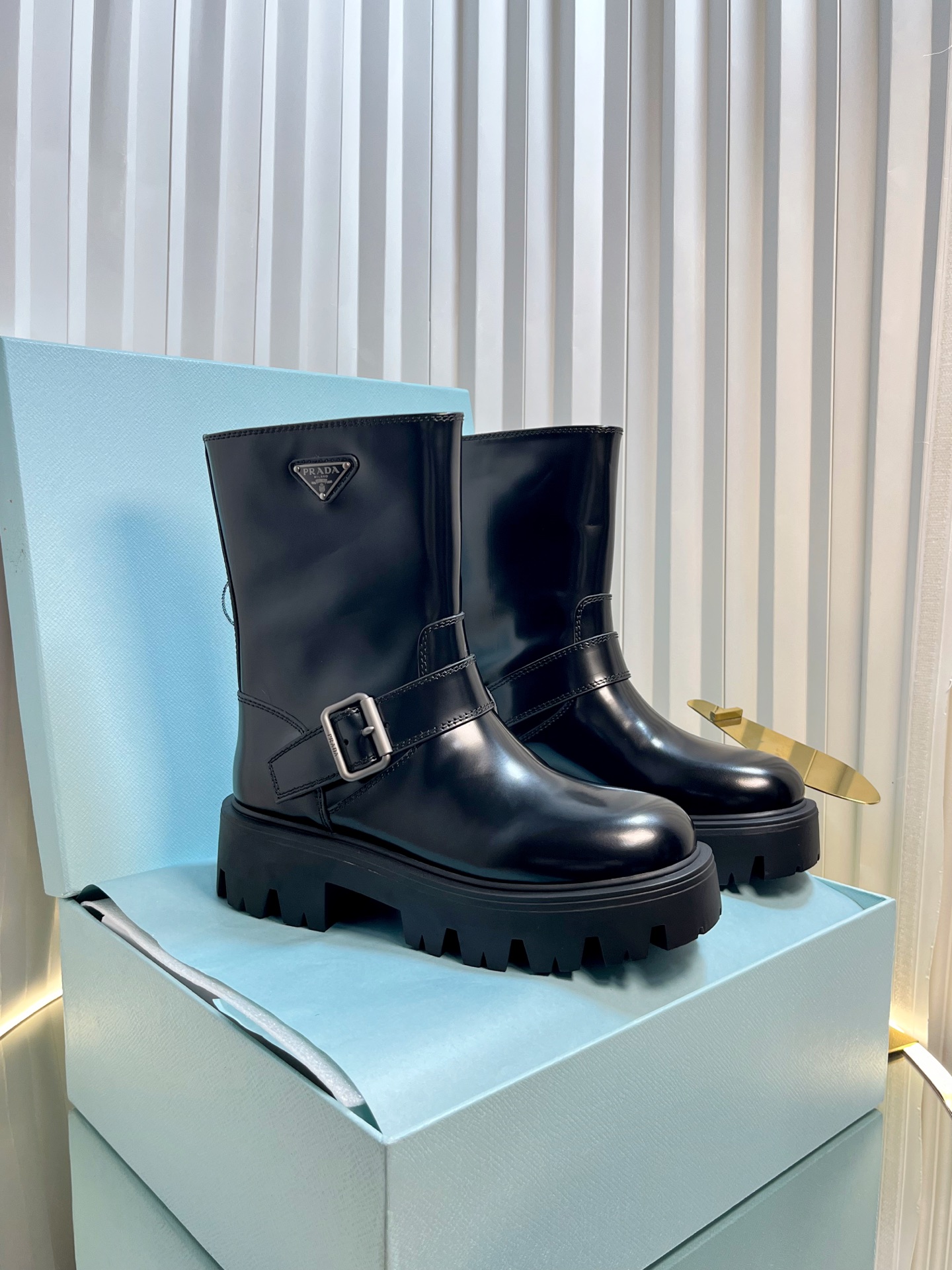 NO:482228,,PRADA autumn and winter new classic triangle thick-soled short boots!  Exquisite lines and craftsmanship construction define this leather boot, decorated with an iconic triangular logo, and the unique metal buckle adds personality to the motorcycle style!  Imported cowhide upper, high mercerized matte cowhide inner lining and footbed water dyed cowhide sole original molded TPU sole Size35-42 (40.41.42 custom made without return), boots, prada, boots, cowhide19860909,PRADA秋冬新款经典三角标厚底一脚蹬短靴！精致线条与工艺构造定义此款皮革短靴,饰有标志性三角形徽标,独特的金属搭扣为机车风格增添个性！ 鞋面进口牛皮、高丝光磨砂牛皮 内里、垫脚水染牛皮 鞋底原版开模TPU大底 Size35-42（40.41.42定做不退换）,靴子,prada,boots,cowhide,Women's Shoes