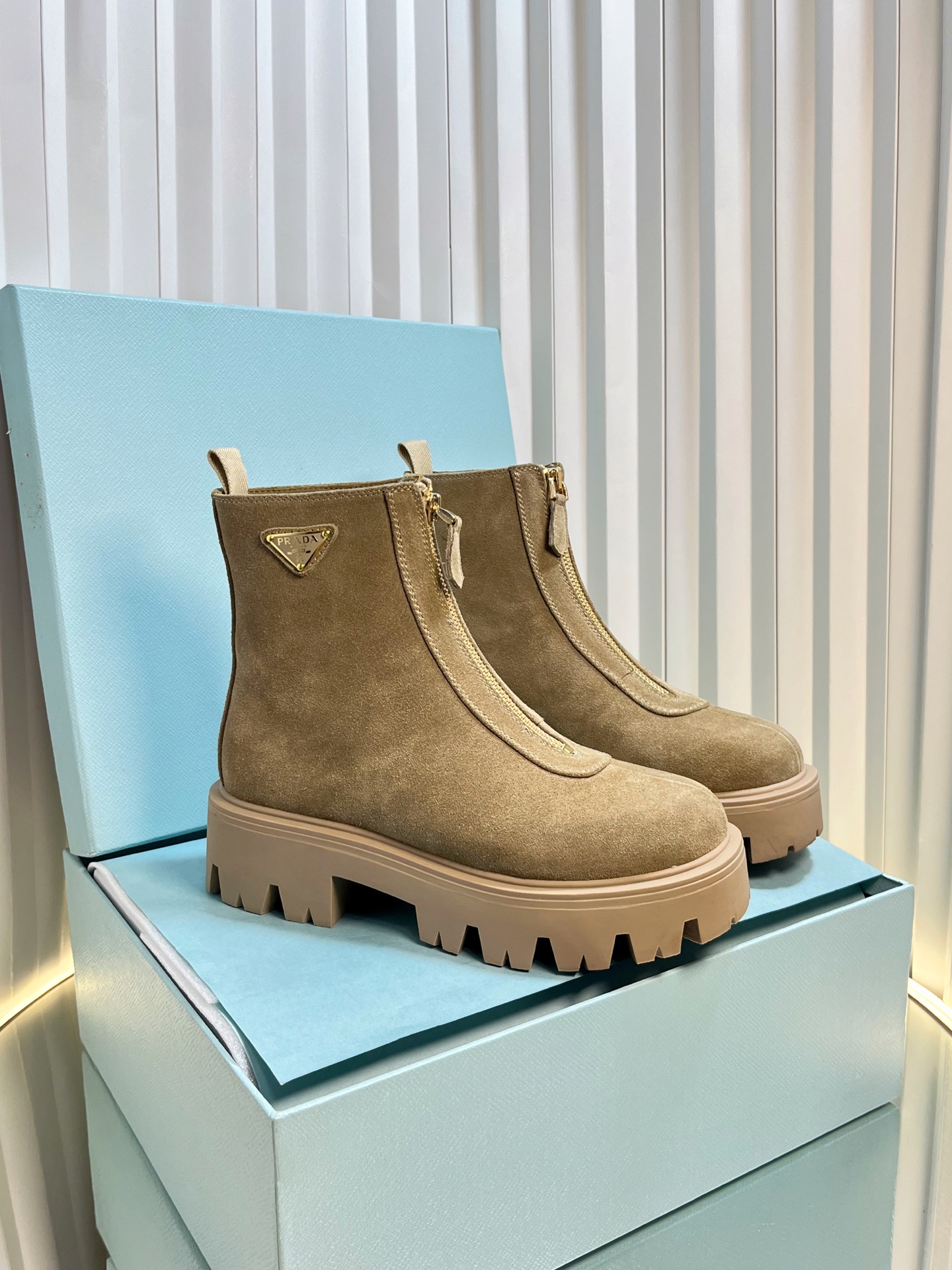 NO:482223,,PRADA's latest autumn and winter triangle buckle front zipper thick-soled short boots Martin boots!  A very attractive boot!  The original replica, the style is super positive, super durable and durable, and the leg slimming artifact is simple and elegant!  Imported upper high mercerized matte cowhide inner lining and footbed silk cowhide sole original open mold TPU sole 6CM thick sole Size35-42 (40.41.42 custom made without return), boots, prada, boots, cowhide19860909,PRADA秋冬最新款三角扣前拉链厚底短靴马丁靴！非常耐看的一款靴子！原版复刻,版型超正,超级耐看耐穿,瘦腿神器,简约大气！ 鞋面进口高丝光磨砂牛皮 内里、垫脚丝绸牛皮 鞋底原版开模TPU大底 底厚6CM Size35-42（40.41.42订做不退换）,靴子,prada,boots,cowhide,Women's Shoes