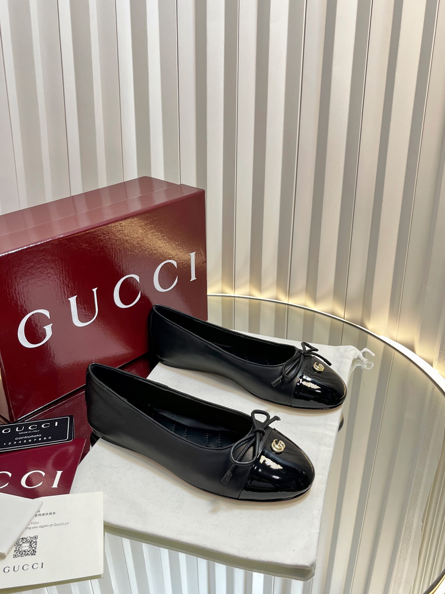 NO:483860,Paired with double G flat ballet shoes This flat ballet shoes are made of glossy leather and paired with patent leather toe, showing elegant and timeless style. The exquisite bow reveals femininity, and the light gold tone double G accessories are low-key to echo the brand's high recognition logo. Italian genuine leather sole imported sheepskin upper Patent leather toe Size 35~42 (customized, 40, 41, 42, no return or exchange), ballet shoes, sheepskin19860909饰双G平底芭蕾舞鞋 这款平底芭蕾舞鞋选用光面皮革制作,配以漆皮鞋头,尽显优雅隽永格调.精巧蝴蝶结流露女性气质,浅金色调双G配件低调呼应品牌高辨识度标识. 意大利真皮底 进口羊皮鞋面 漆皮鞋头 码数35～42（40、41、42定制不退换）,芭蕾舞鞋,sheepskin,Women's Shoes