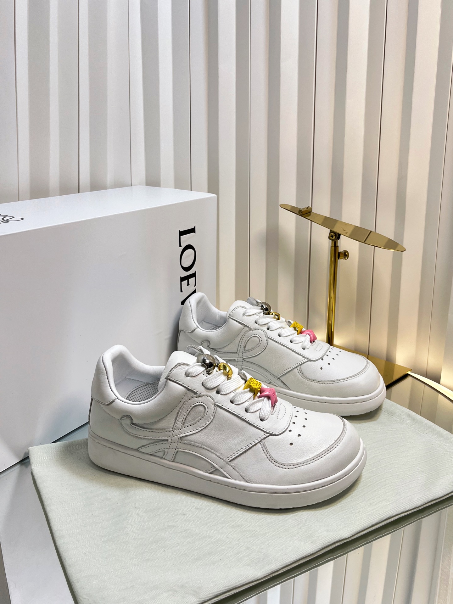 NO:488928,Women and men's buckles airplane box packaging, WYSIWYG Purchase Grade (Sync Box Packaging for Aircraft Box Official Website) Loewe Paris Fashion Week New ballettrunner Ballet Sports Shoes Forrest Gump Shoes Classic Falling in Love at a glance!  The minimalist style of splicing is really the ultimate!  It's so versatile. You can wear it casually and be very high-end and light, and you can go shopping without any pressure!  It is invincible and comfortable to wear on your feet, light and without weight. I really love it when I go out!  There is a little bit of heightening without hitting the feet. Upper is imported cowhide. Shoes are made of sheepskin. Sole is made of original molded sole. Sizes: 35-45 for men and women (female 4041 for men and 3845 for custom-made products. No return or exchange. 40 notes for men and women.), casual shoes/sports shoes, loewe, loewe, sneakers, cowhide, sheepskin19860909女男带扣子飞机盒包装 所见即所得代购级（飞机盒官网同步盒包装）Loewe罗意威巴黎时装周新balletrunner 芭蕾运动鞋 阿甘鞋经典一眼就爱上的！拼接的极简风格真的做到极致！实在太百搭,随便穿搭就可以很高级,很轻便,逛街暴走无压力！ 上脚无敌舒适,轻盈无负重感,出街真的爱了！不打脚还有点小增高 鞋面材质进口牛皮 鞋里材质羊皮 鞋底材质原版开模鞋底 尺码男女35-45（女4041男3845 订做不退换,40备注男女码）,休闲鞋/运动鞋,loewe,loewe,sneakers,cowhide,sheepskin,Women's Shoes