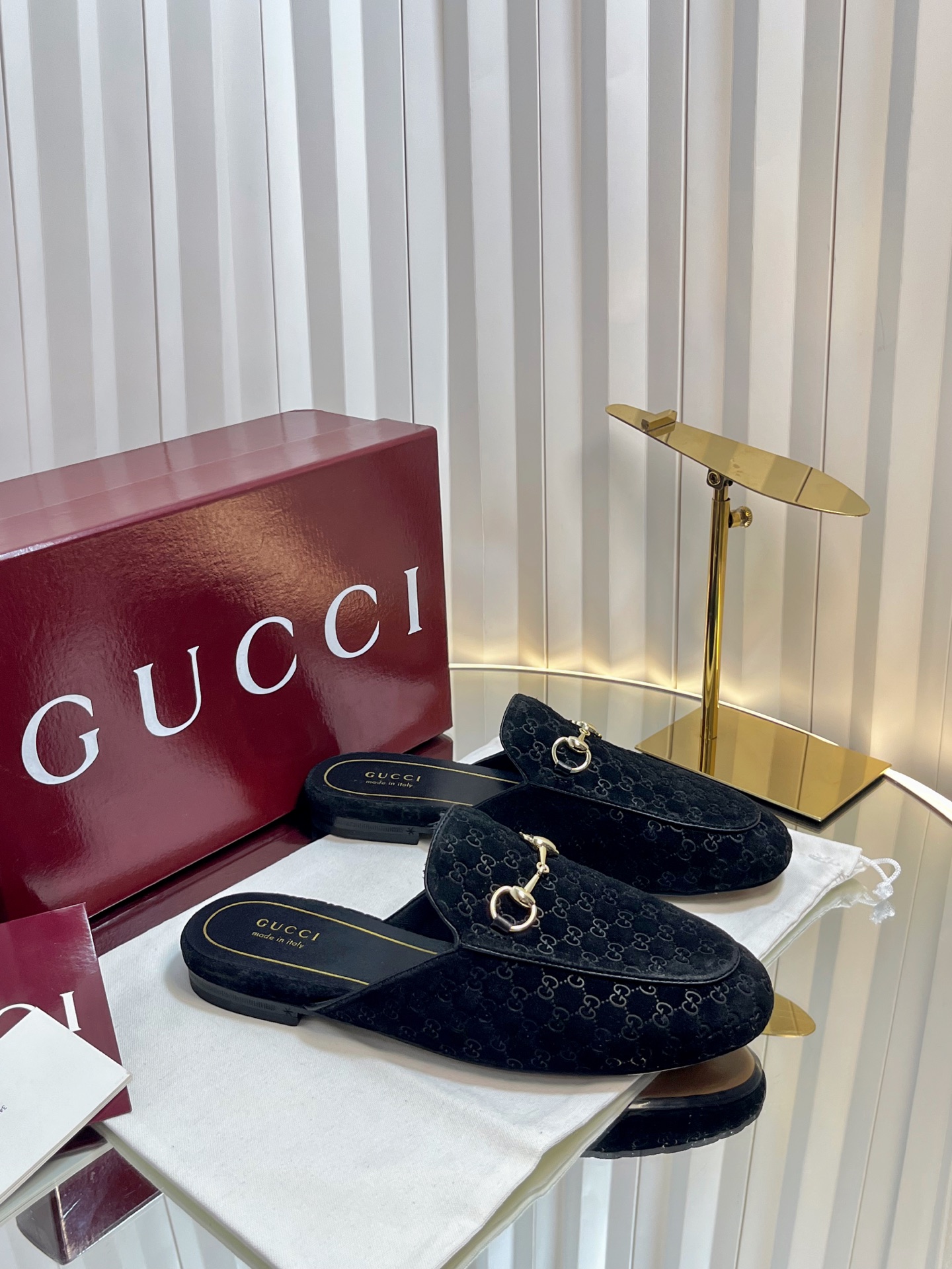 NO:488900,Gucci Jordaan series women's semi-trolleys are outstanding representative of Gucci design heritage. Jordaan series horse-bit loafers vividly show classic elegance. This shoe uses the brand's iconic letter pattern canvas to create a timeless classic. The shoe is soft and has a delicate and smooth silhouette, showing the elegant style of everyday. Customized sheepskin leather outsole with sizes 34-42 (34 40 41 42 custom made without return), semi-trolleys, gucci, loafers, sheepskin, Leather soles19860909Gucci Jordaan系列女士半拖作为Gucci设计传承的杰出代表,Jordaan系列饰马衔扣乐福鞋生动彰显经典优雅格调.这款鞋履采用品牌标志性字母图案帆布,成就隽永经典.这款鞋履材质柔软,廓形精致流畅,彰显日常优雅风范. 内里定制羊皮 真皮大底 码数34-42（34 40 41 42定做不退换）,半拖,gucci,loafers,sheepskin,Leather soles,Women's Shoes