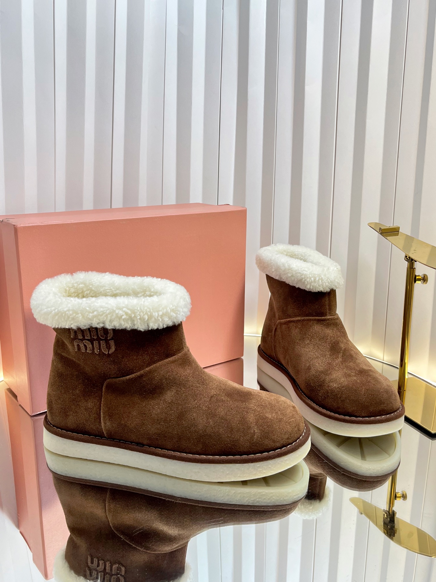 NO:491818,MiuMi* MiuMi* Latest Wool Snow Boots Miu's Winter Warm Snow Boots. Sure enough, the cute and cute snow boots that are attracted at first sight are warm and comfortable!  The texture of the whole wool is really amazing. It takes a pair of them to cool down quickly!  Fabric: frosted cowhide Inner: imported lamb wool Large sole: original molded rubber sole Size: 35-40 (40. Customized non-return, snow boots, miumiu, boots, cowhide19860909MiuMi* 谬谬最新 羊毛款雪地靴 Miu家冬季保暖雪地靴 果然没让人失望, 一眼就被吸引住的蠢萌雪地靴,保暖舒适！全羊毛里质感真的绝了.迅速降温就是需要一双它呀！ 面料:磨砂牛皮 内里:进口羊羔毛 大底:原版开模橡胶底 Size:35-40（40.定制不退换,雪地靴,miumiu,boots,cowhide,Women's Shoes