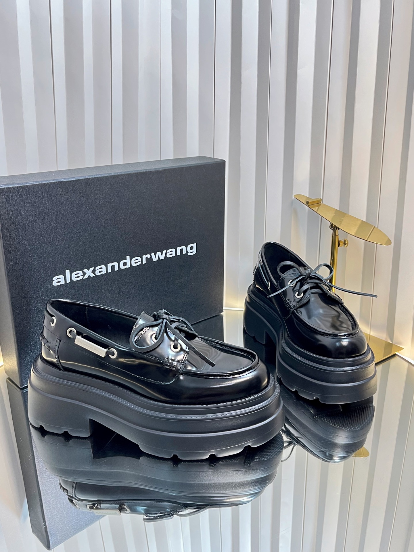 NO:491806,Top quality Alexande* Wang original 1:1 material, Alexander King Waterproof Platform Sponge Cake Thick Sole Shoes This classic loafer is made of carter, made of black shiny calfskin, with a thick medium heel design. Top quality!  Alexander Wang Alexander King Autumn and Winter Women's New Metal Logo Letter Metal Buckle!  !  !  The most popular element. The perfect match for the queen!  Simple, fashionable and playful loafers. The upper is imported with beaded cowhide, calfskin, two colors. The inner is imported sheepskin, the footbed is imported sheepskin, the heel height is 7.5cm. The original molded logo rubber integrated sole!  Number of codes: 35-39 (34.40. Custom made) with original packaging, loafers, alexander wang, cartier, loafers, cowhide, sheepskin19860909顶级品质Alexande* Wang原版1:1的材料,亚历山大王防水台松糕厚底鞋这款经典乐福鞋以 carter ,由黑色闪亮小牛皮制成制成,采用粗中跟设计. 顶级品质！Alexander Wang亚历山大王 秋冬女士新款金属logo字母金属扣！！！最流行的元素 .女王的绝佳搭配！简约时尚又俏皮乐福鞋. 鞋面进口开边珠牛皮,小牛皮,两个色 内里进口羊皮 垫脚进口羊皮 跟高7.5cm 原版开模logo橡胶一体大底！ 码数:35-39（34.40.定做） 配原版包装,乐福鞋,alexander wang,cartier,loafers,cowhide,sheepskin,Women's Shoes