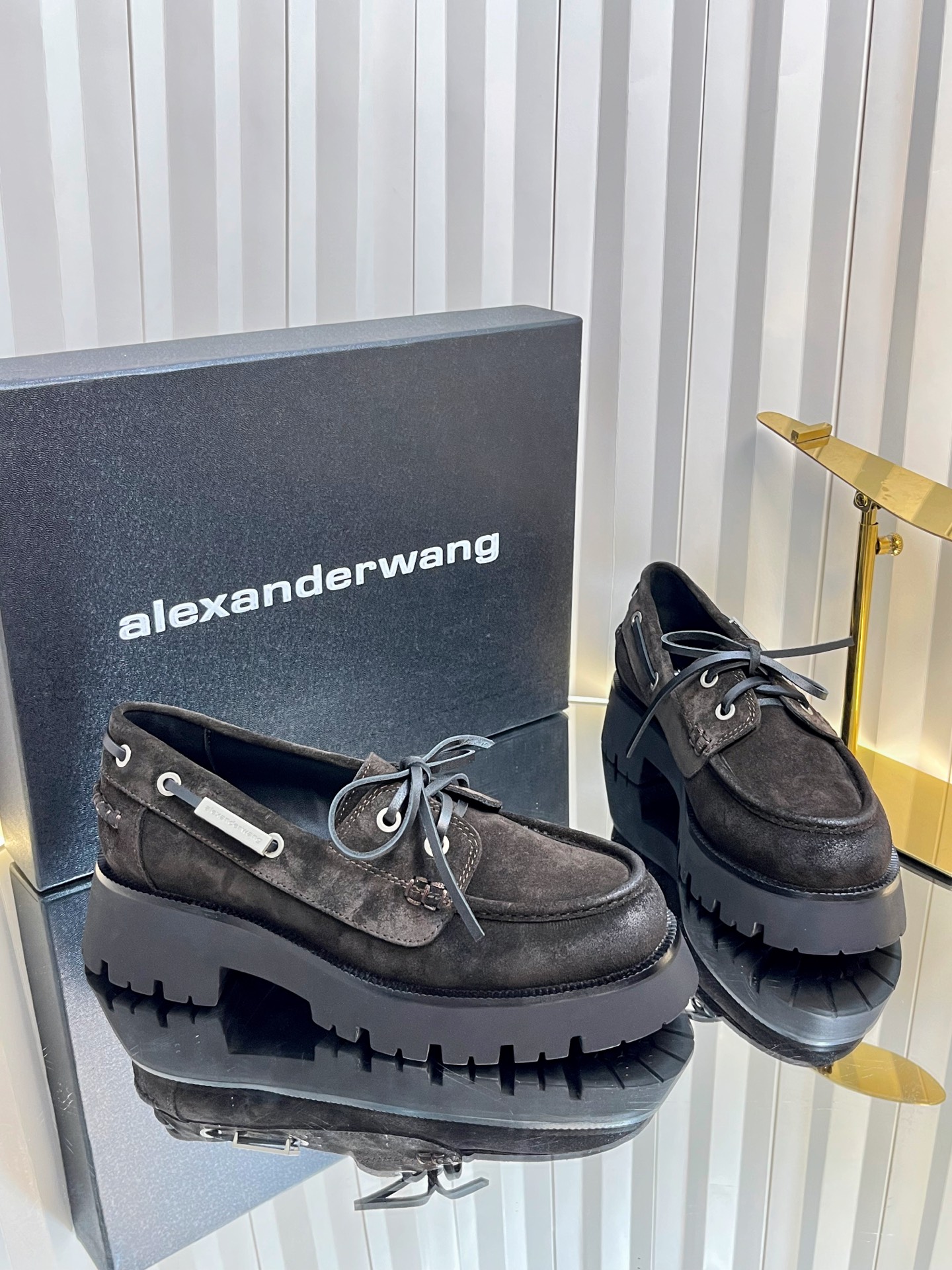 NO:491811,Top quality Alexande* Wang original 1:1 material, Alexander King Waterproof Platform Sponge Cake Thick Sole Shoes This classic loafer is made of carter, made of black shiny calfskin, with a thick medium heel design. Top quality!  Alexander Wang Alexander King Autumn and Winter Women's New Metal Logo Letter Metal Buckle!  !  !  The most popular element. The perfect match for the queen!  Simple, fashionable and playful loafers. Upper imported suede cowhide (coffee, khaki, two colors) inner imported sheepskin, footbed imported sheepskin, heel height 4.5cm original molded logo rubber integrated sole!  Number of codes: 35-39 (34.40. Custom made) with original packaging, loafers, alexander wang, cartier, loafers, cowhide, sheepskin19860909顶级品质Alexande* Wang原版1:1的材料,亚历山大王防水台松糕厚底鞋这款经典乐福鞋以 carter ,由黑色闪亮小牛皮制成制成,采用粗中跟设计. 顶级品质！Alexander Wang亚历山大王 秋冬女士新款金属logo字母金属扣！！！最流行的元素 .女王的绝佳搭配！简约时尚又俏皮乐福鞋. 鞋面进口绒面牛皮（咖啡,卡其,两个色） 内里进口羊皮 垫脚进口羊皮 跟高4.5cm 原版开模logo橡胶一体大底！ 码数:35-39（34.40.定做） 配原版包装,乐福鞋,alexander wang,cartier,loafers,cowhide,sheepskin,Women's Shoes
