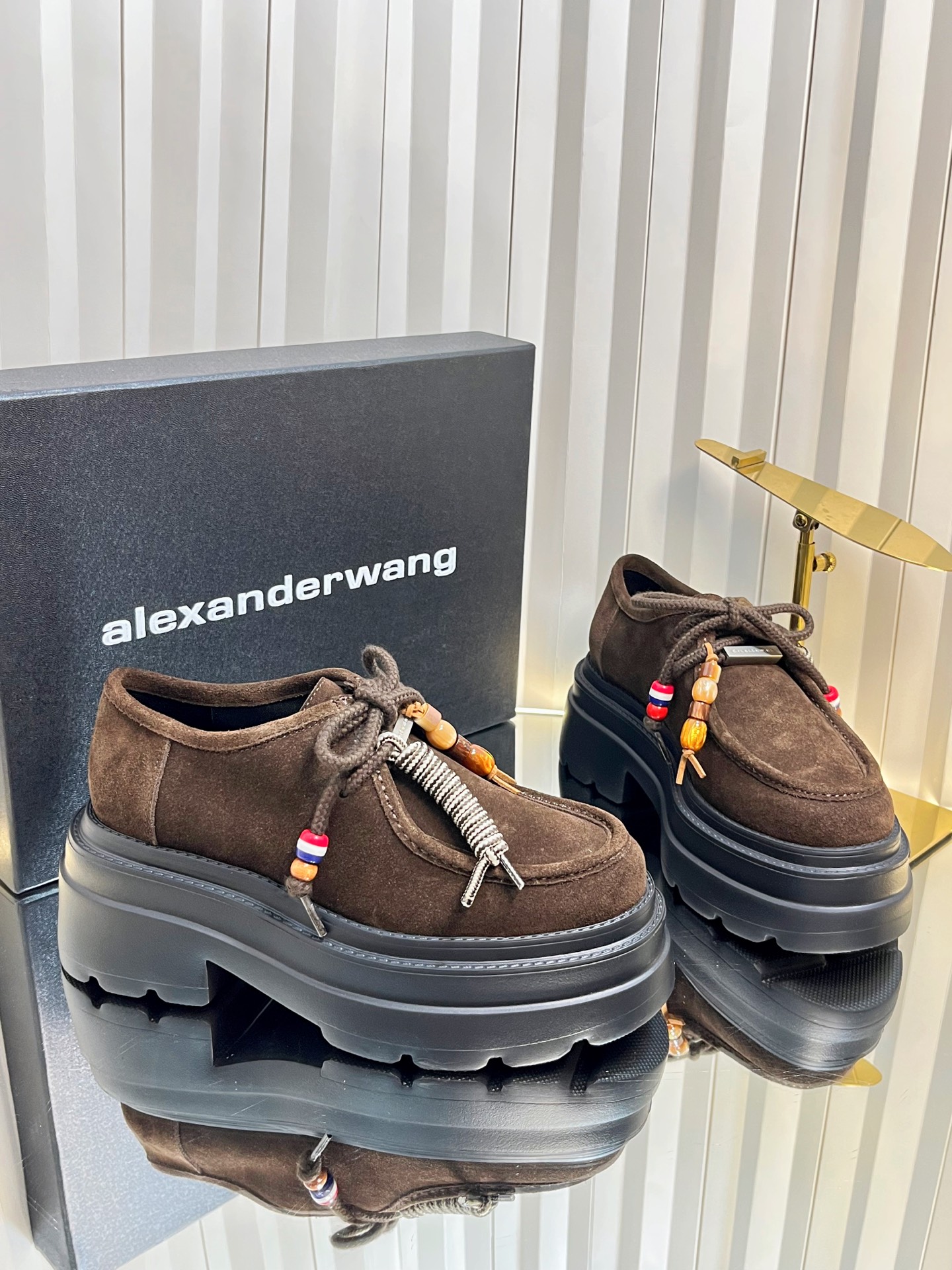 NO:491815,Top quality Alexande* Wang original 1:1 material, Alexander King Waterproof Platform Sponge Cake Thick Sole Shoes This classic loafer is made of carter, made of black shiny calfskin, with a thick medium heel design. Top quality!  Alexander Wang Alexander King Autumn and Winter Women's New Metal Logo Letter Metal Buckle!  !  !  The most popular element. The perfect match for the queen!  Simple, fashionable and playful loafers. Upper imported suede cowhide (coffee, khaki, two colors) inner imported sheepskin, footbed imported sheepskin, heel height 7.5cm original molded logo rubber integrated sole!  Number of codes: 35-39 (34.40. Custom made) with original packaging, loafers, alexander wang, cartier, loafers, cowhide, sheepskin19860909顶级品质Alexande* Wang原版1:1的材料,亚历山大王防水台松糕厚底鞋这款经典乐福鞋以 carter ,由黑色闪亮小牛皮制成制成,采用粗中跟设计. 顶级品质！Alexander Wang亚历山大王 秋冬女士新款金属logo字母金属扣！！！最流行的元素 .女王的绝佳搭配！简约时尚又俏皮乐福鞋. 鞋面进口绒面牛皮（咖啡,卡其,两个色） 内里进口羊皮 垫脚进口羊皮 跟高7.5cm 原版开模logo橡胶一体大底！ 码数:35-39（34.40.定做） 配原版包装,乐福鞋,alexander wang,cartier,loafers,cowhide,sheepskin,Women's Shoes