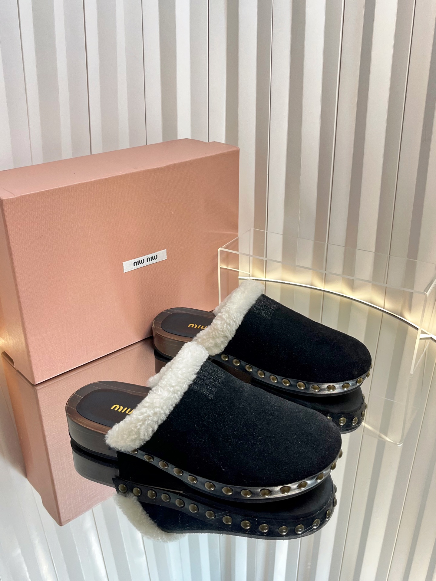 NO:544336,Miu Miu Cotton Shoes Sandals 2025 autumn and winter new shoes MiuMiu show suitable and unique color polishing technology comes from the details of the Miu Miu series. The trend elements of the new season are now the favorite concept, diverse collision, conveying modern style~ It looks good no matter how you wear it. This summer's fashionable favorite looks not very comfortable. It is super comfortable to wear. Fabric imported wool matte. Inner imported wool (grained wool) Outsole original physical sole (non-ordinary sole) Size35-41 (40 41 custom made without return), semi-dragged wool shoes, miumiu, sandals19860909Miu Miu 棉鞋凉鞋2025秋冬新款鞋MiuMiu秀场适当独一无二的擦色工艺工艺来自Miu Miu系列的细节特写 新季的潮流要素一此刻挚爱的概念,多元对撞,传达现代风格~怎么穿都好看今夏时髦精最爱 看起来不怎么舒服 上脚超级舒服 面料进口羊毛磨砂 内里进口羊毛（颗粒毛） 大底原版实物鞋底(非普通鞋底) Size35-41（40 41订做不退换）,半拖毛毛鞋,miumiu,sandals,Women's Shoes