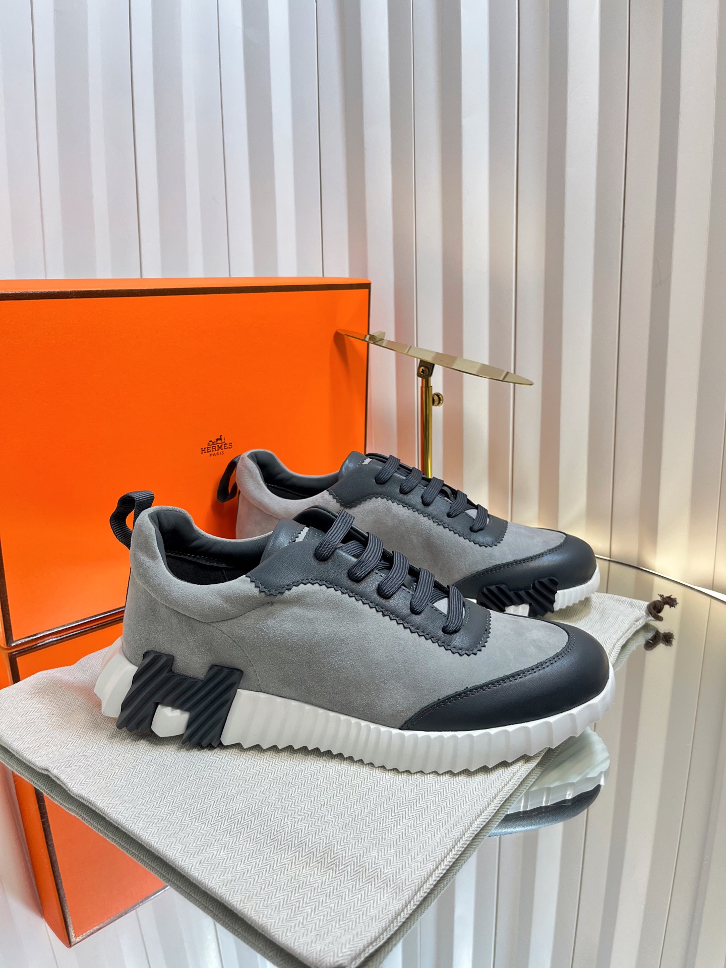 NO:544332,P herme…s ss25 new arrival~ The counter is popular with couples, the first choice for H home delivery!  This pair of Bouncing Sneaker is a classic Hermes model and comes out in many colors every season. It is definitely one of the most worth buying accessories. There are sisters I met!  Don't miss it!  !  He is super light and comfortable. He is not tired after walking for a long time and is not expensive. There is also a small circle for assisting shoes behind. Top quality products 35-45, casual shoes/sports shoes, hermes, hermes, sneakers19860909P  herme…s ss25 new arrival～ 专柜大热情侣款,H家配货首选鞋履！ 这双 Bouncing sneaker 是爱马仕经典款 每一季都会出很多颜色 绝对是最值得买的配货之一 有遇到的姐妹！真的不要错过！！ 他超轻、超舒适 走久不累、价格不贵 后面还有个辅助穿鞋的小圈 顶级精品 35-45,休闲鞋/运动鞋,hermes,hermes,sneakers,Women's Shoes