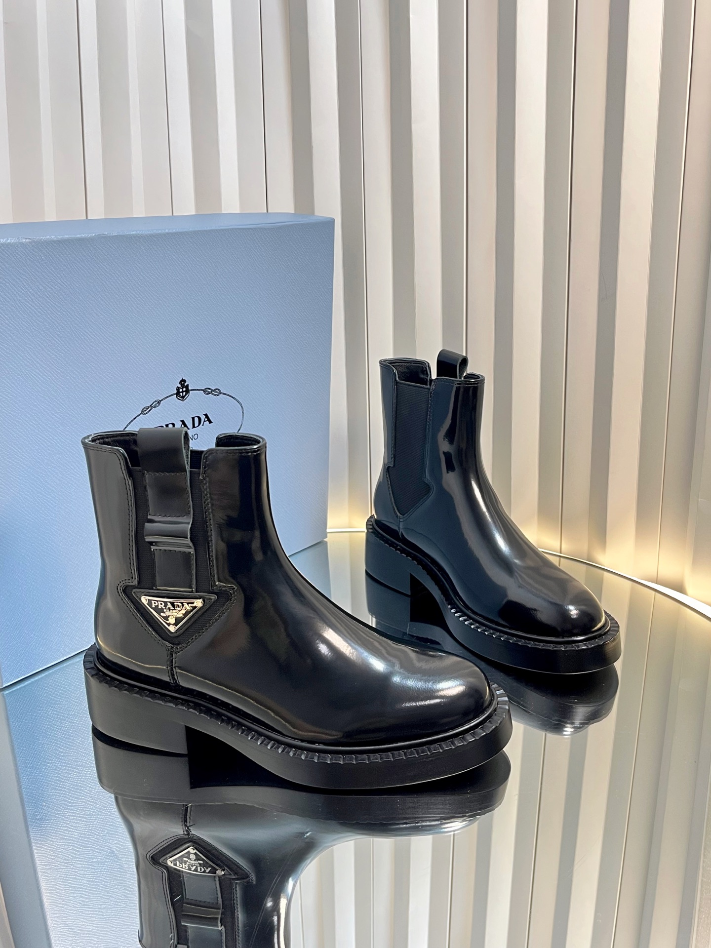 NO:544328,Prada 25 new cigarette boots Martin boots Pjia 2025 autumn and winter short boots new side triangle logo with small ears is a very practical and versatile item, easy to control autumn and winter look, the upper is beaded calfskin, full texture, small thick sole makes the legs look long, easy to put on and take off, and especially modify the calf!  size35-39 (40 41 custom made no return or exchange), boots, prada, boots, cowhide19860909prada 25新款烟管靴 马丁靴 P家2025秋冬短靴新品侧面三角标带小耳朵简直是把颜直拉满 很实穿百搭的单品,轻松驾驭秋冬look 鞋面开边珠小牛皮,质感拉满 小厚底超帅的显腿长,穿脱方便,而且特别修饰小腿！ size35-39 (40 41订做不退换款),靴子,prada,boots,cowhide,Women's Shoes