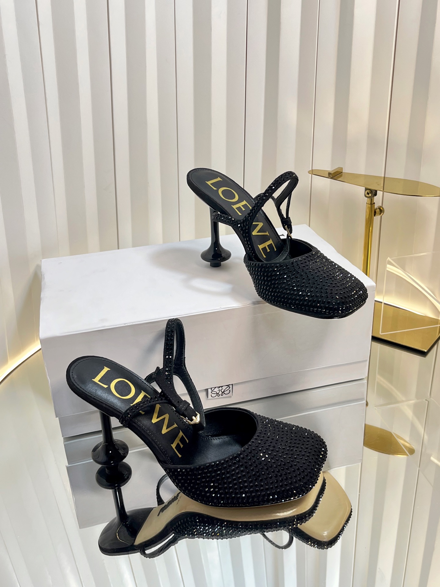 NO:536005,Purchase level LOEWE｜Loyiwei 2026 early spring new square-toe fashion versatile sandals 2026ssLoyiwei LOEWE [Fireworks][Fireworks] SS summer limited edition slippers, paired with the hottest tones in spring and summer, truly casual and fashionable flat-soled dancing shoes, plus a faint beauty, using delicate imported calfskin, touching the leather surface, it feels like a baby's skin, it feels like not wearing it, super light, super soft, super comfortable, it is really beautiful on the feet!  !  !  Highly recommended, super fashion Paris is the most dazzling, same as celebrity bloggers, fabric original cowhide/diamond surface, inner lining original sheepskin lining, heel height: flat sole/5cm/9cm sole original leather outsole size 34-43 (34.40.41.42.43), customized, high heels sandals, loewe, loewe, sandals, high heels, slippers, cowhide, sheepskin, Leather soles19860909代购级别LOEWE｜罗意威2026早春新款方头时尚百搭凉鞋 2026ss罗意威LOEWE [烟花][烟花]SS夏季限量版的拖鞋,搭配春夏最火的色调,真正的休闲时尚平底跳舞鞋,加若隐若现的美感,采用细腻进口的小牛皮,触碰皮面就像婴儿的皮肤一样的感觉,就像没穿一样感觉,超轻 超软 超舒服,上脚真的美极了！！！强烈推荐,超级时尚巴黎最耀眼,明星博主同 面料原版牛皮/钻面 内里原版羊皮里里 跟高: 平底/5cm/9cm 鞋底原版真皮大底 尺码34-43（34.40.41.42.43）订做,高跟鞋凉鞋,loewe,loewe,sandals,high heels,slippers,cowhide,sheepskin,Leather soles,Women's Shoes