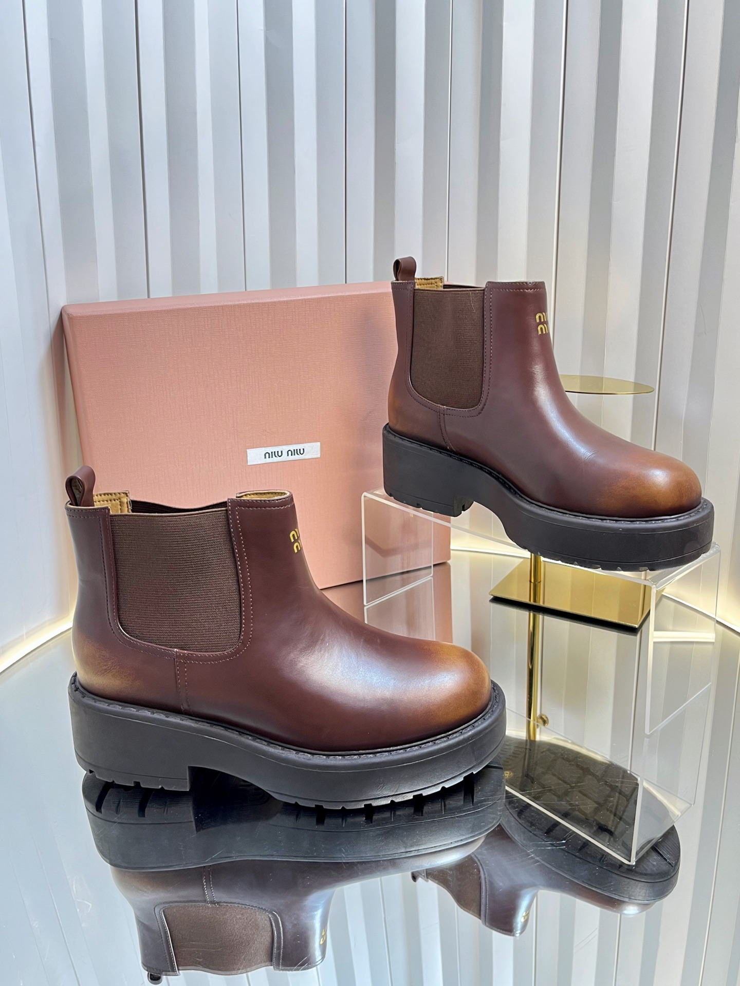 NO:544339,| Exclusive new product miumi* 25/Autumn and winter new style polished old short boots miumi* This autumn and winter is really exciting, cool and crazy, and it looks very rich at first glance. Autumn and winter limited style!  Old and retro double-paired color, soft suede material, very soft and easy to wear!  Excellent feet feel!  It can be worn with looseness and makes your legs look straight!  !  Full of punk style!  Two-color French calf leather upper, inner cowhide (barrel height 4 inches) large sole original open mold Tpu outsole size 35-41 (40.41 custom-made without return or exchange), boots, miumiu, boots, cowhide, chamois leather19860909| 独家新品 miumi* 25/秋冬新款擦色做旧矮靴 miumi* 今年秋冬确实很精彩啊 酷炫狂炸 一看就是很有钱的样子 秋冬限定款！做旧复古双拼擦色 柔软的麂皮材质 非常软巨好穿！脚感超赞！都能穿出宽松感而且非常显腿直！！朋克风十足！ 鞋面双色法国小牛皮 内里牛皮（筒高 4寸) 大底原版开模Tpu大底 码数35-41（40.41定制不退换 ),靴子,miumiu,boots,cowhide,chamois leather,Women's Shoes