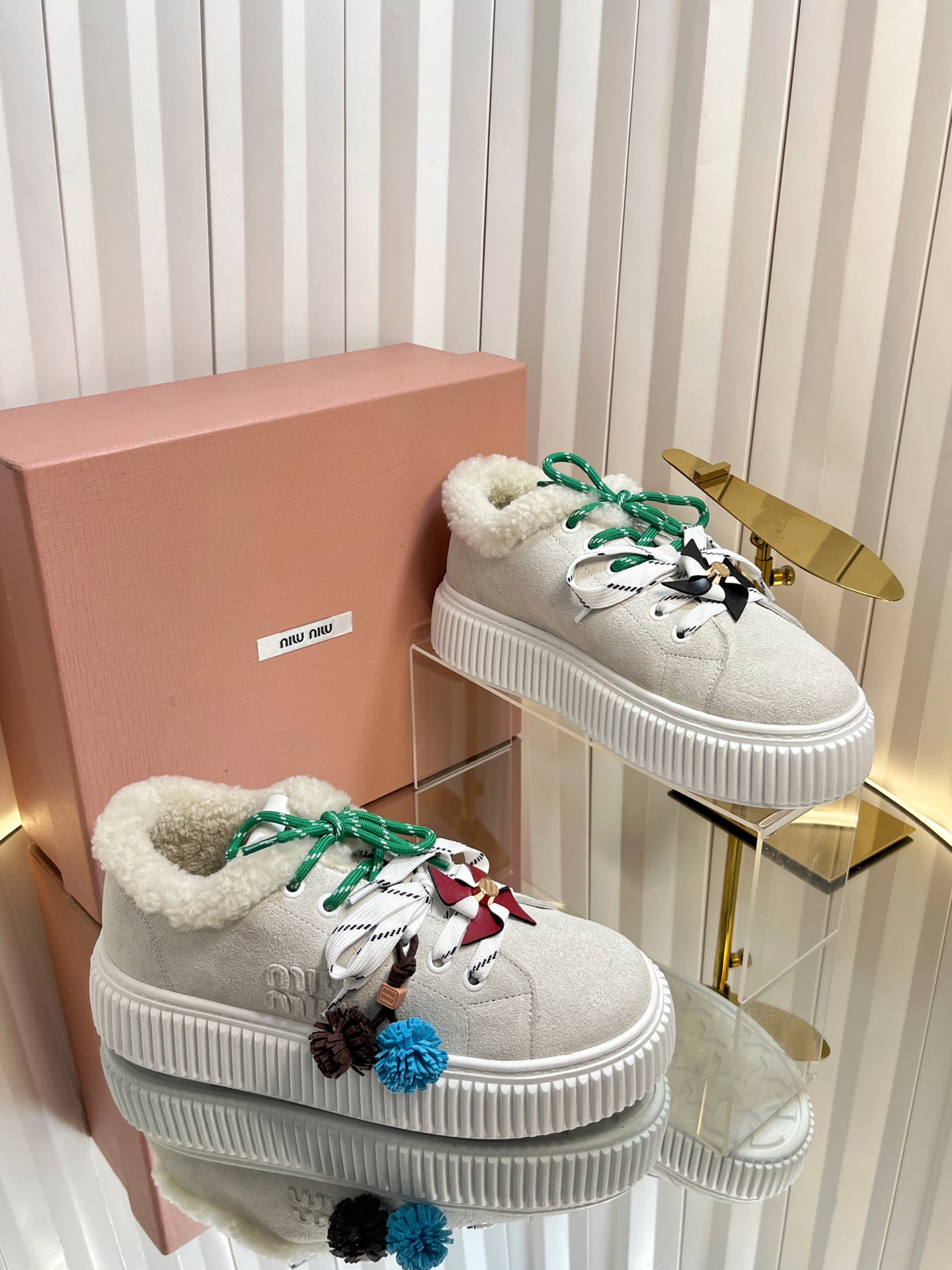 NO:544330,Miao Miao's new autumn and winter style thick-soled biscuit shoes, simple shape, original molded soles, the popularity of biscuit shoes is really only increasing, not only because of its extremely high matching, but also because of its outstanding foot-sensing soles. The soles are like biscuits! The appearance is online and the Miu shoes styles have always been in the girlish style. Not many girls can escape the sweetness of the Miao family! This time it is the miu family’s biscuit shoe series. Although it is a simple design, the logo tongue is also very sensible! Pair it with long skirts, short skirts, jeans casual series, etc., you can wear a unique style. The upper is croquette/cowhide, the inner side, wool heel leather. The original molded sole. The sole is 6cm 35-41 (41 customized, non-return and exchange), casual shoes/sports, miumiu, sneakers, skirts, jeans, cowhide19860909缪缪秋冬新款 厚底 饼干鞋 ,简约造型,原版开模鞋底, 饼干鞋的热度真的是只增不减的 不仅因为其极高的配适性 也得益于其出众的脚感之鞋底一层层波浪就像饼干 一 般！颜值在线抗打而miu家鞋款一向走的是少女范儿 没多少个女生能逃得过缪家的甜美！而这一次则是miu家的饼干鞋系列 虽说是简约的设计 但这个logo鞋舌也极具辦识度！随意搭配长裙 短裙牛仔裤休闲系列等 都能穿出与众不同的风格 鞋面牛反绒/牛皮两个板面,内里,羊毛跟皮两个板面 原版开模大底.底6cm 35-41（41定做不退换）,休闲鞋/运动鞋,miumiu,sneakers,skirts,jeans,cowhide,Women's Shoes