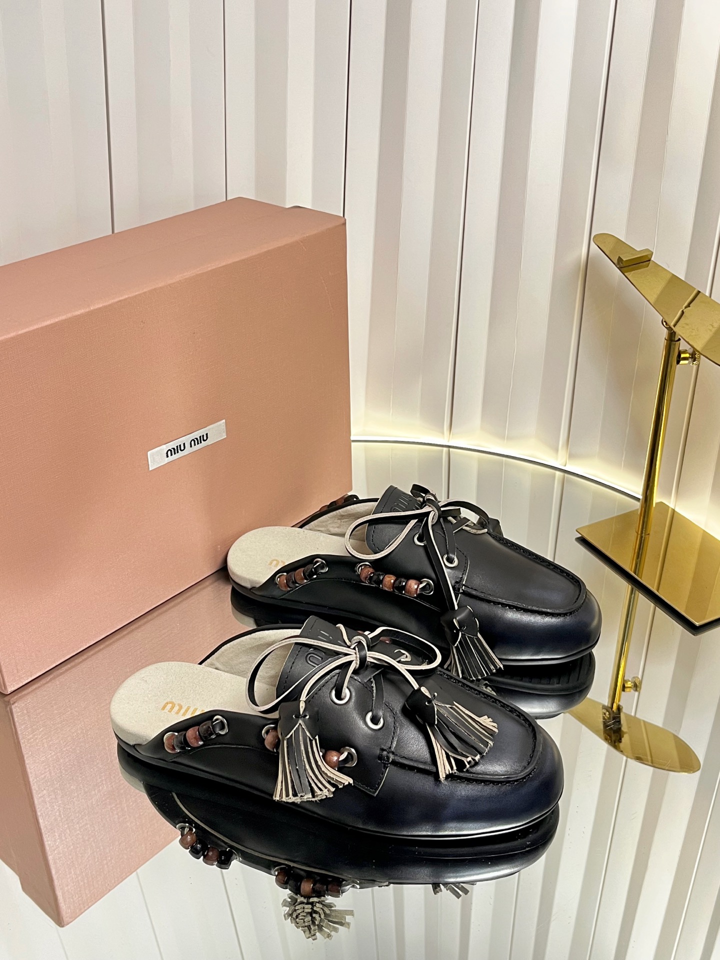 NO:544322,Miu Mi* 25FW deck shoes suede boat shoes miumiu's new deck shoes are too design-like, full of autumn and winter atmosphere, comfortable and fashionable, new autumn and winter suede kicks, playful lace-up tassels, retro dry color, grinding design inside makes the wear experience more high-end fabric cow velvet/calfskin inner double-sided velvet outsole rubber sole Size35-41 (40.41 custom-made non-return), loafers semi-trailed, miumiu, loafers, cowhide, chamois leather19860909Miu Mi* 25FW deck shoes 麂皮船鞋 miumiu家新款deck shoes也太有设计感了吧,秋冬氛围感拉满,舒适又时尚,秋冬新款麂皮一脚蹬,俏皮的系带流苏,复古的干异色系,内里磨毛的设计让穿着体验度更加高涨 面料牛反绒/小牛皮 内里双面绒 大底橡胶大底 Size35-41（40.41定制不退换）,乐福鞋半拖,miumiu,loafers,cowhide,chamois leather,Women's Shoes