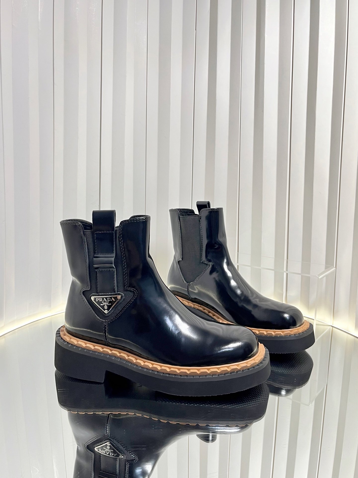 NO:559296,Prada triangle logo double welt sawtooth thick-soled lace-up ankle boots side zipper Martin boots motorcycle style short boots. These leather short boots incorporate triangle logo details and are versatile in style. The rubber soles are solid and light, highlighting sports style and practicality. Retro leather that is often used in fine shoes has been reinterpreted in the Prad* series to create a unique modern mix and match design. Open edge beaded cowhide/cowhide/high mercerized cow suede on the upper. Sheepskin lining. Heel height 4.5cm.  Outsole double welt serrated rubber foam sole Size 35-41 (40.41 custom-made and non-returnable), boots, prada, prada, boots, cowhide, sheepskin19860909普拉达三角标双沿条锯齿厚底系带及踝靴侧拉链马丁靴机车风短靴 这款皮革短靴融入三角标细节,风格百搭,橡胶鞋底坚实而轻盈,彰显运动风尚与实用性.惯用于精美鞋履的复古皮革经Prad*系列重释,打造别具现代气息的混搭设计. 鞋面开边珠牛皮/牛皮/高丝光牛反绒 内里羊皮 跟高4.5cm 大底双沿条锯齿橡胶发泡底 码数35-41（40.41定做不退换）,靴子,prada,prada,boots,cowhide,sheepskin,Women's Shoes