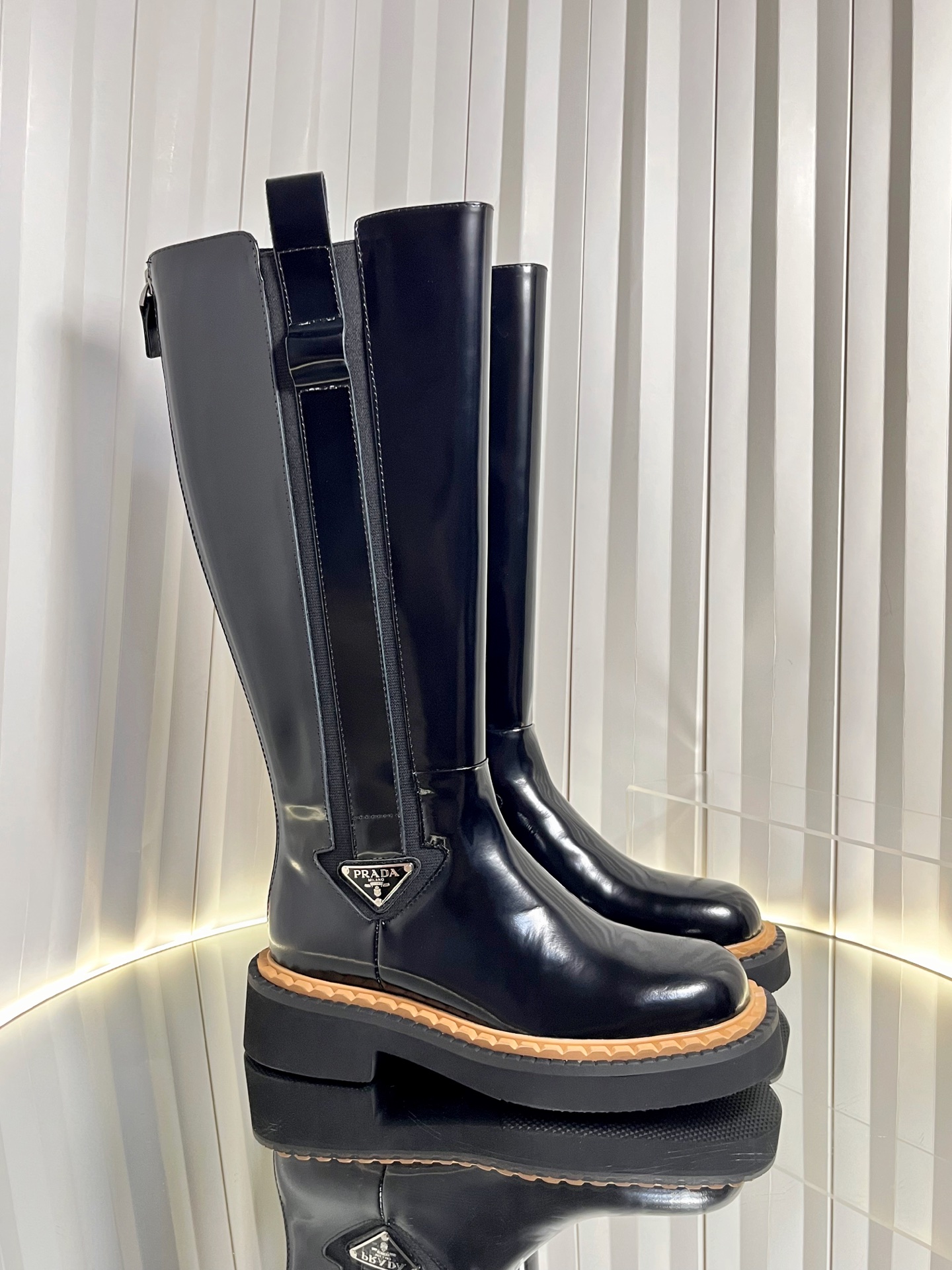 NO:559298,Prada triangle logo double welt sawtooth thick-soled lace-up ankle boots side zipper Martin boots motorcycle style short boots. These leather short boots incorporate triangle logo details and are versatile in style. The rubber soles are solid and light, highlighting sports style and practicality. Retro leather that is often used in fine shoes has been reinterpreted in the Prad* series to create a unique modern mix and match design. Open edge beaded cowhide/cowhide/high mercerized cow suede on the upper. Sheepskin lining. Heel height 4.5cm.  Outsole double welt serrated rubber foam sole Size 35-41 (40.41 custom-made and non-returnable), boots, prada, prada, boots, cowhide, sheepskin19860909普拉达三角标双沿条锯齿厚底系带及踝靴侧拉链马丁靴机车风短靴 这款皮革短靴融入三角标细节,风格百搭,橡胶鞋底坚实而轻盈,彰显运动风尚与实用性.惯用于精美鞋履的复古皮革经Prad*系列重释,打造别具现代气息的混搭设计. 鞋面开边珠牛皮/牛皮/高丝光牛反绒 内里羊皮 跟高4.5cm 大底双沿条锯齿橡胶发泡底 码数35-41（40.41定做不退换）,靴子,prada,prada,boots,cowhide,sheepskin,Women's Shoes