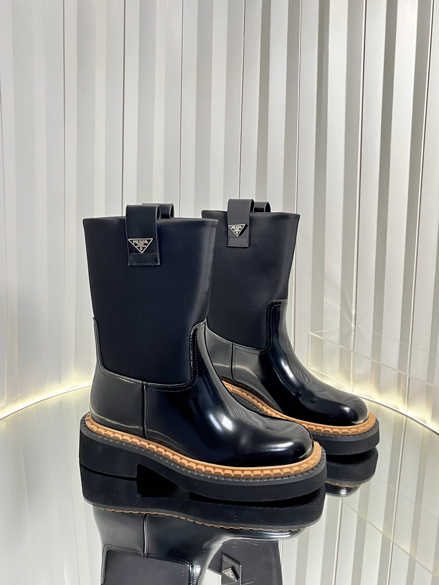 NO:559292,Prada triangle logo double welt sawtooth thick-soled lace-up ankle boots side zipper Martin boots motorcycle style short boots. These leather short boots incorporate triangle logo details and are versatile in style. The rubber soles are solid and light, highlighting sports style and practicality. Retro leather that is often used in fine shoes has been reinterpreted in the Prad* series to create a unique modern mix and match design. Open edge beaded cowhide/cowhide/high mercerized cow suede on the upper. Sheepskin lining. Heel height 4.5cm.  Outsole double welt serrated rubber foam sole Size 35-41 (40.41 custom-made and non-returnable), boots, prada, prada, boots, cowhide, sheepskin19860909普拉达三角标双沿条锯齿厚底系带及踝靴侧拉链马丁靴机车风短靴 这款皮革短靴融入三角标细节,风格百搭,橡胶鞋底坚实而轻盈,彰显运动风尚与实用性.惯用于精美鞋履的复古皮革经Prad*系列重释,打造别具现代气息的混搭设计. 鞋面开边珠牛皮/牛皮/高丝光牛反绒 内里羊皮 跟高4.5cm 大底双沿条锯齿橡胶发泡底 码数35-41（40.41定做不退换）,靴子,prada,prada,boots,cowhide,sheepskin,Women's Shoes