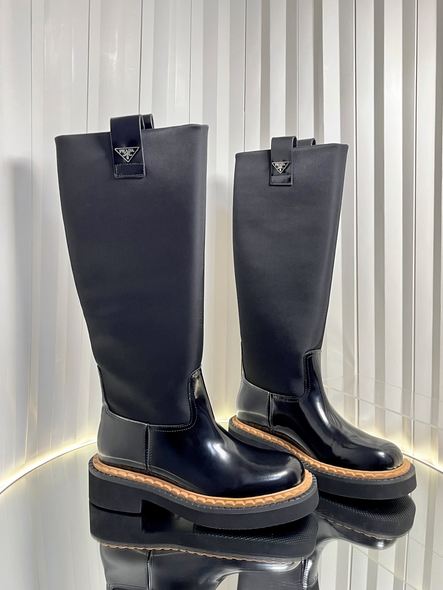 NO:559294,Prada triangle logo double welt sawtooth thick-soled lace-up ankle boots side zipper Martin boots motorcycle style short boots. These leather short boots incorporate triangle logo details and are versatile in style. The rubber soles are solid and light, highlighting sports style and practicality. Retro leather that is often used in fine shoes has been reinterpreted in the Prad* series to create a unique modern mix and match design. Open edge beaded cowhide/cowhide/high mercerized cow suede on the upper. Sheepskin lining. Heel height 4.5cm.  Outsole double welt serrated rubber foam sole Size 35-41 (40.41 custom-made and non-returnable), boots, prada, prada, boots, cowhide, sheepskin19860909普拉达三角标双沿条锯齿厚底系带及踝靴侧拉链马丁靴机车风短靴 这款皮革短靴融入三角标细节,风格百搭,橡胶鞋底坚实而轻盈,彰显运动风尚与实用性.惯用于精美鞋履的复古皮革经Prad*系列重释,打造别具现代气息的混搭设计. 鞋面开边珠牛皮/牛皮/高丝光牛反绒 内里羊皮 跟高4.5cm 大底双沿条锯齿橡胶发泡底 码数35-41（40.41定做不退换）,靴子,prada,prada,boots,cowhide,sheepskin,Women's Shoes