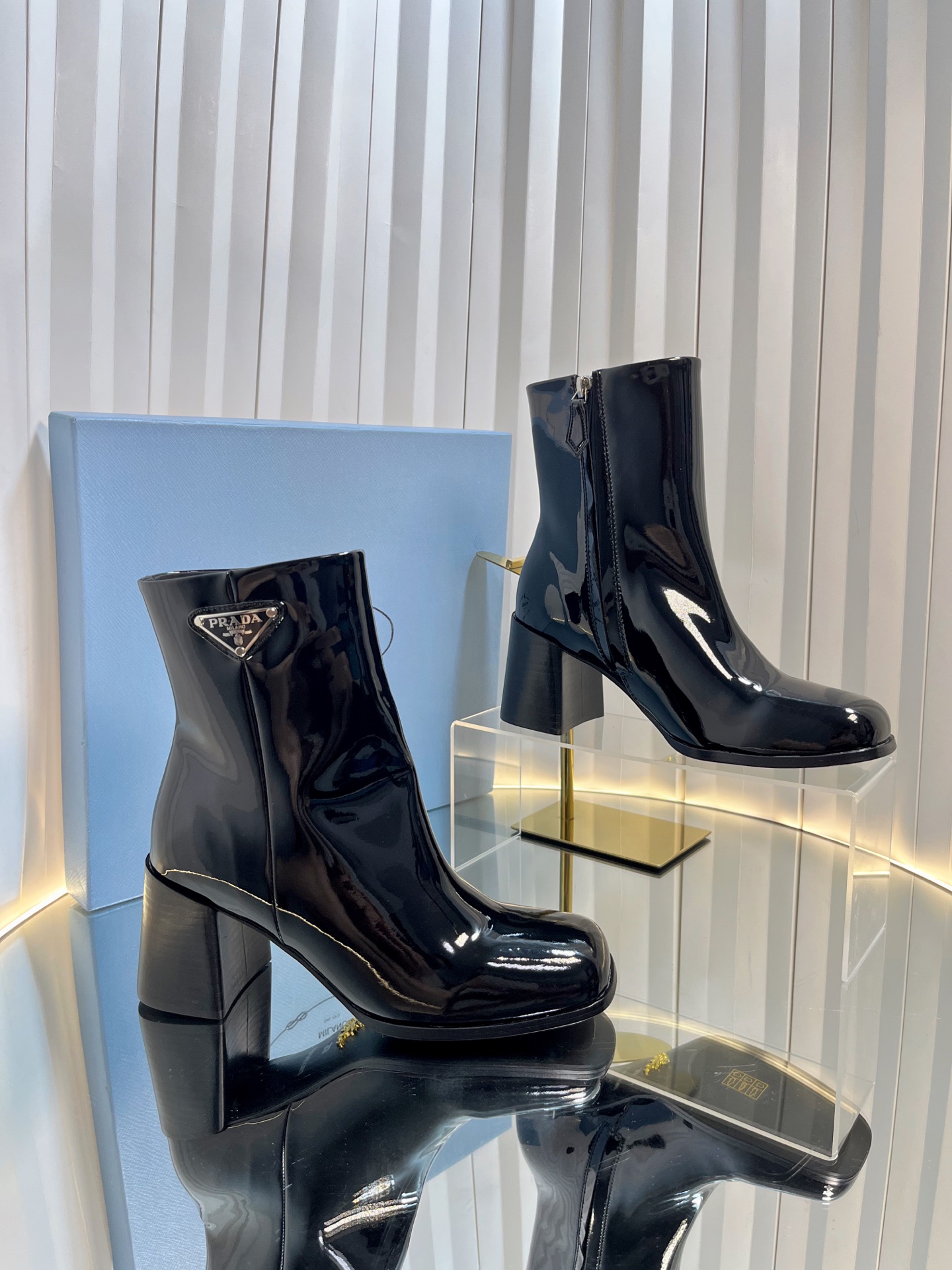 NO:559309,Rada Prada round-toe zippered thick-heeled short boots can be used on important occasions. They have a fresh style with a touch of nobility. They are perfect for wearing with these shoes. They are elegant and crystal clear. Regardless of the materials of various accessories, they are exclusively customized one-to-one. The original version must be zero-distance. The entire series is full of exciting and unexpected combinations of elements. The performance of different materials and textured fabrics has a strong artistic atmosphere. The fabric is made of original custom leather and the inner pads are all cowhide.  Heel height 6.5cm, outsole imported from Italy, genuine leather outsole, size 35-41 (40.41 custom made, non-returnable), boots, prada, boots, cowhide, Leather soles19860909rada普拉达圆头拉链粗跟短靴 这款能在重要场合上用得上了,小清新风带点贵气的感觉,上脚非常完美穿搭配上此鞋,优雅大方,晶莹剔透,无论各种配件材质,都是独家一比一定制,必做到原版零距离,整个系列都充满了令人兴奋和意外的元素结合,不同的材质,肌理的面料的表现,具有极浓的艺术气息. 面料采用原版定制皮 内里垫脚均为牛皮 跟高6.5cm 大底意大利进口真皮大底 码数35-41（40.41定做不退换）,靴子,prada,boots,cowhide,Leather soles,Women's Shoes