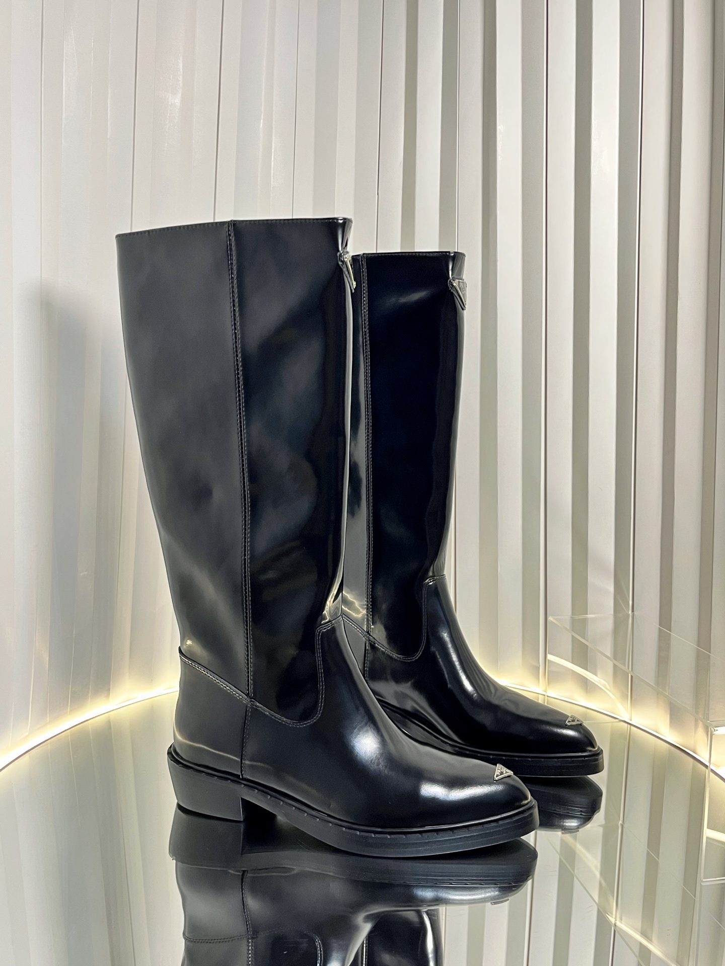 NO:559307,The new autumn and winter Prada pointed toe triangular logo straight knight boots Martin boots. This leather boot captures a simple aesthetic style, interprets the essence of contemporary design, and creates a plump and three-dimensional silhouette. The smooth structure and metal lettering logo highlight the distinctive personality. The upper is made of open-edge beaded cowhide/cowhide/high mercerized cow suede, the lining is sheepskin, and the heel height is 3.5cm. The sole is rubber outsole.  Size 35-41 (40.41 customized, non-refundable), boots, prada, prada, boots, cowhide, sheepskin19860909秋冬新款Prada普拉达尖头三角标直筒骑士靴马丁靴 这款皮革靴撷取简约美学风格,诠释当代设计精髓,塑就丰盈立体的廓形.流畅构型与金属刻字徽标彰显鲜明个性. 鞋面开边珠牛皮/牛皮/高丝光牛反绒 内里垫脚羊皮 跟高3.5cm 鞋底橡胶大底 码数35-41（40.41定做不退换）,靴子,prada,prada,boots,cowhide,sheepskin,Women's Shoes