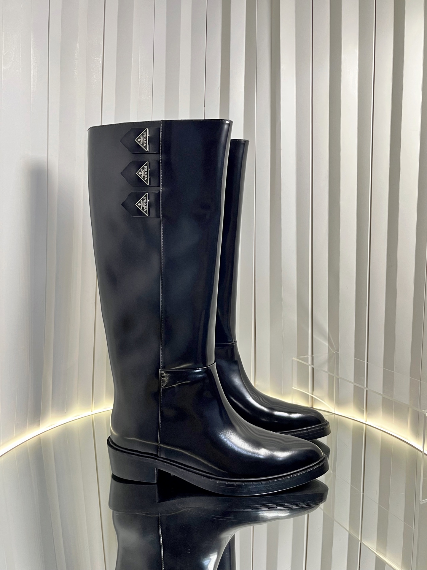 NO:559303,The new autumn and winter Prada pointed toe triangular logo straight knight boots Martin boots. This leather boot captures a simple aesthetic style, interprets the essence of contemporary design, and creates a plump and three-dimensional silhouette. The smooth structure and metal lettering logo highlight the distinctive personality. The upper is made of open-edge beaded cowhide/cowhide/high mercerized cow suede, the lining is sheepskin, and the heel height is 3.5cm. The sole is rubber outsole.  Size 35-41 (40.41 customized, non-refundable), boots, prada, prada, boots, cowhide, sheepskin19860909秋冬新款Prada普拉达尖头三角标直筒骑士靴马丁靴 这款皮革靴撷取简约美学风格,诠释当代设计精髓,塑就丰盈立体的廓形.流畅构型与金属刻字徽标彰显鲜明个性. 鞋面开边珠牛皮/牛皮/高丝光牛反绒 内里垫脚羊皮 跟高3.5cm 鞋底橡胶大底 码数35-41（40.41定做不退换）,靴子,prada,prada,boots,cowhide,sheepskin,Women's Shoes