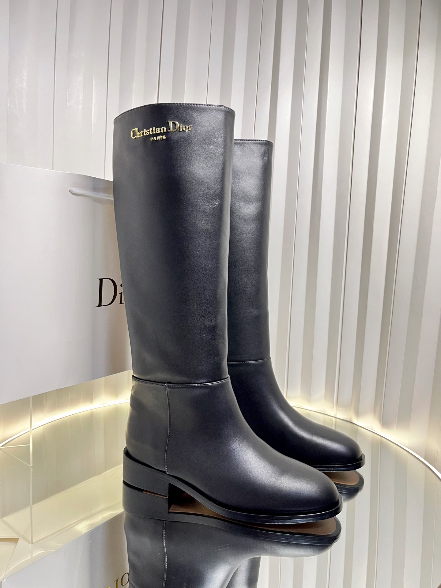 NO:559301,Purchasing level #DIORnew knight high-heeled boots This heeled boot is a new product in the 2024 winter ready-to-wear series, highlighting the classic look with a modern style. Straight silhouette, carefully made of black soft cow leather, decorated with gold-finished metal Christian Dior Paris logo on the side to enhance the style. 8 cm thick heel design, more elegant and refined. The main body is made of cowhide leather. The side is decorated with gold-finished metal Christian Dior Paris logo. The light and textured rubber sole is decorated with Christian Dior.  Lucky Star Symbol Made in Italy Size35-39 (40.41.42 custom-made, non-returnable), boots, dior, dior, boots, cowhide19860909代购级 #迪奥新款骑士高跟长靴 这款-带跟靴子是二零二四冬季成衣系列新品,以现代风格彰显经典造型.直筒廓形,采用黑色柔软牛皮革精心制作,侧面饰以金色饰面金属 Christian Dior Paris 标志提升格调.8厘米粗跟设计,更显高雅精致. 主体牛京 里料牛皮 侧面饰以金色饰面金属 Christian Dior Paris 标志 轻薄富有纹理的橡胶鞋底饰以 Christian Dior 的幸运星符号意大利制造 Size35-39（40.41.42定做不退换）,靴子,dior,dior,boots,cowhide,Women's Shoes