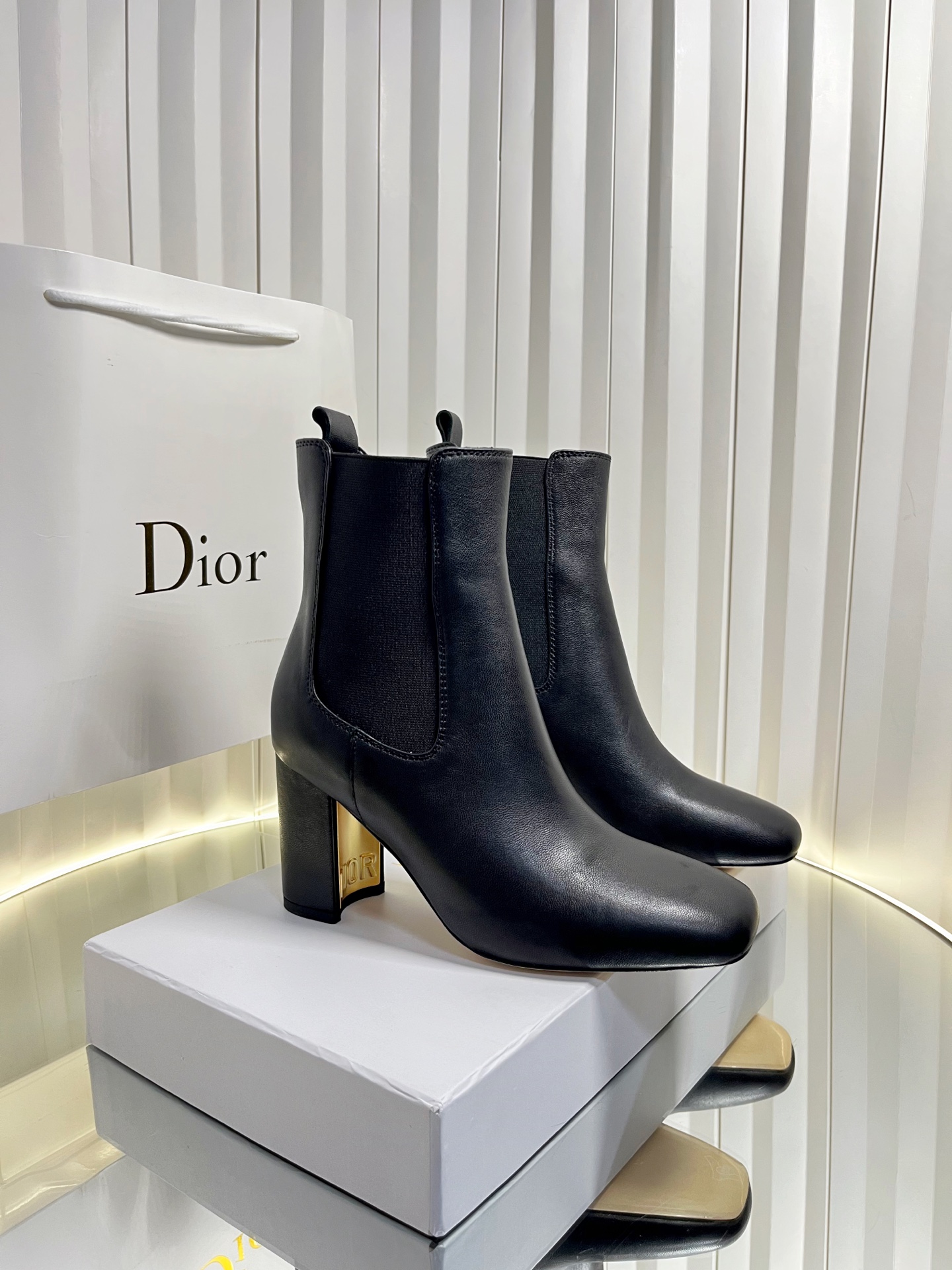 NO:559293,Dior Dior's new 2025 autumn and winter D-Town series punk-style thick-heeled women's boots. The latest star-style high-heeled square-toe pine boots with letter logo hardware. The golden metal plate on the inside of the heel is printed with Dior letters, showing fashion and low-key luxury. Material: imported full-grain calfskin/cow leather upper + sheepskin lining for feet + Italian genuine leather outsole + original molded hardware buckle. Heel height 7CM  Size35-42 standard code (40.41.42 customization is not returnable), boots, dior, dior, boots, cowhide, sheepskin, Leather soles19860909Dior 迪奥2025秋冬新款D-Town系列朋克风粗跟女靴 最新款明星同款字母logo五金片高跟方头松坚短靴,鞋跟内侧的金色属片印有Dior字母展现时尚低调奢华 材质鞋面进口全粒面小牛皮/牛京+羊皮内里垫脚+意大利真皮大底+原版开模五金扣 跟高7CM Size35-42标准码（40.41.42定制不退换）,靴子,dior,dior,boots,cowhide,sheepskin,Leather soles,Women's Shoes