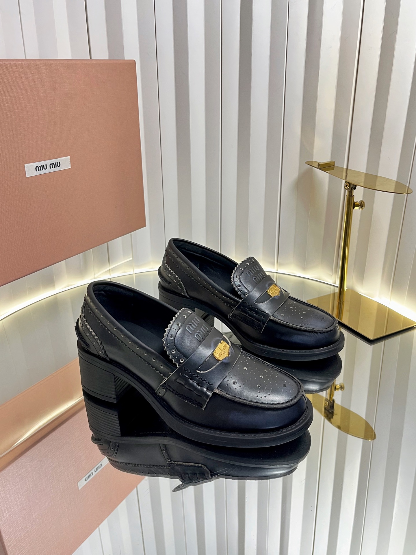 NO:562161,Miu Mi* Miu Miu's new lightweight coin thick-soled loafers, retro British style, color-changing baroque carved British style elements, Miu Miu's model is so beautiful, it looks great no matter how you wear it. The design of the coin is very retro and fashionable!  All details on the leather edges are oiled and the original molded rubber outsole!  Original molded coin hardware copper buckle!  Original custom-made cowhide material and sheepskin lining Heel height: 2.5cm/5.5cm Size34-39 (34.40 custom-made and non-returnable), loafers, miumiu, loafers, cowhide, sheepskin19860909Miu Mi* 缪缪新款轻便钱币厚底乐福鞋, 复古英伦风 擦色变色巴洛克雕花英伦风元素, 缪缪这一款也太美了吧,无敌搭配怎么穿都超级好看钱币的设计很复古很时尚！ 皮边全部细节油边处理,原版开模橡胶大底！原版开模钱币五金铜扣！ 原版定制牛皮材质羊皮内里 跟高:2.5cm/5.5cm Size34-39（34.40定做不退换）,乐福鞋,miumiu,loafers,cowhide,sheepskin,Women's Shoes